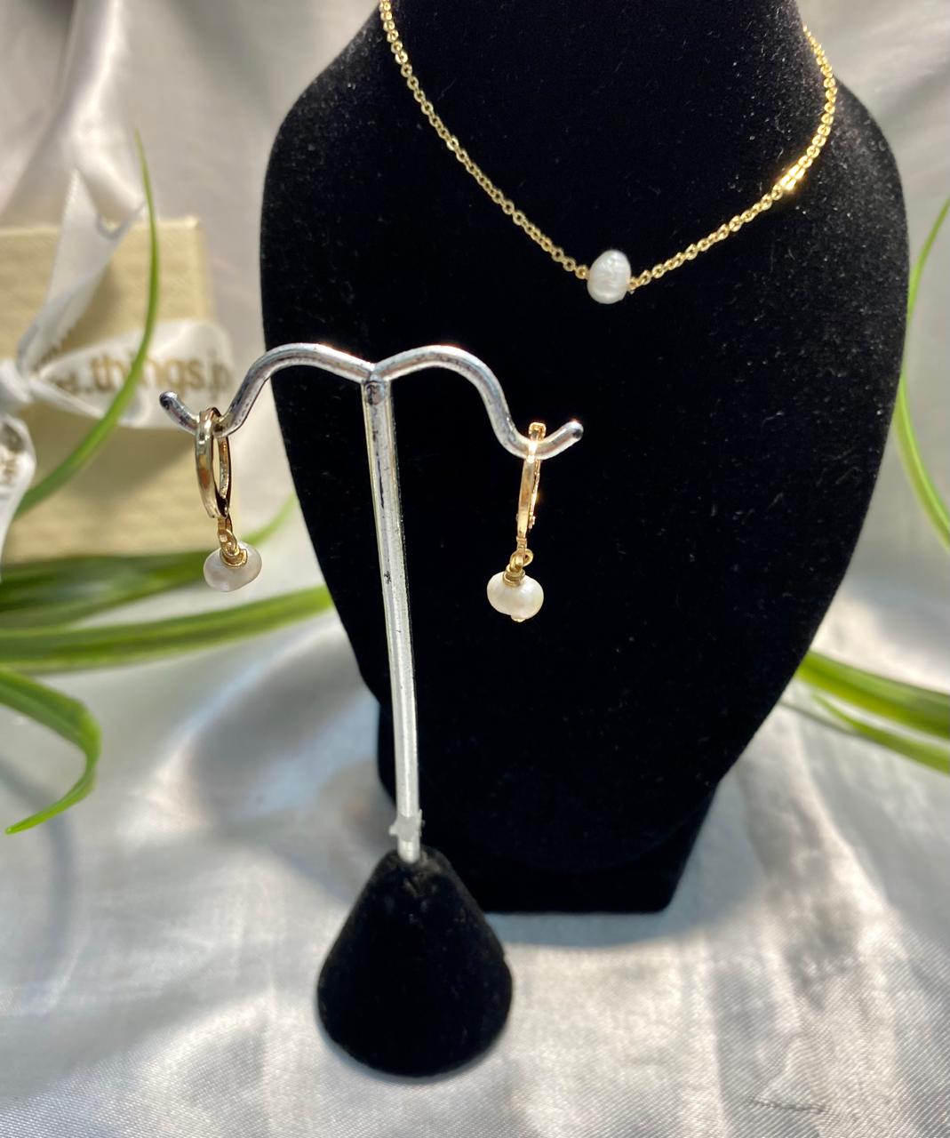 Juego de Cadena y aretes con Perla de río de 6 mm , Chapa de oro