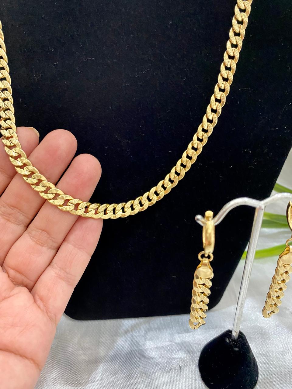 Juego de Cadena barbada y aretes Chapa de oro.