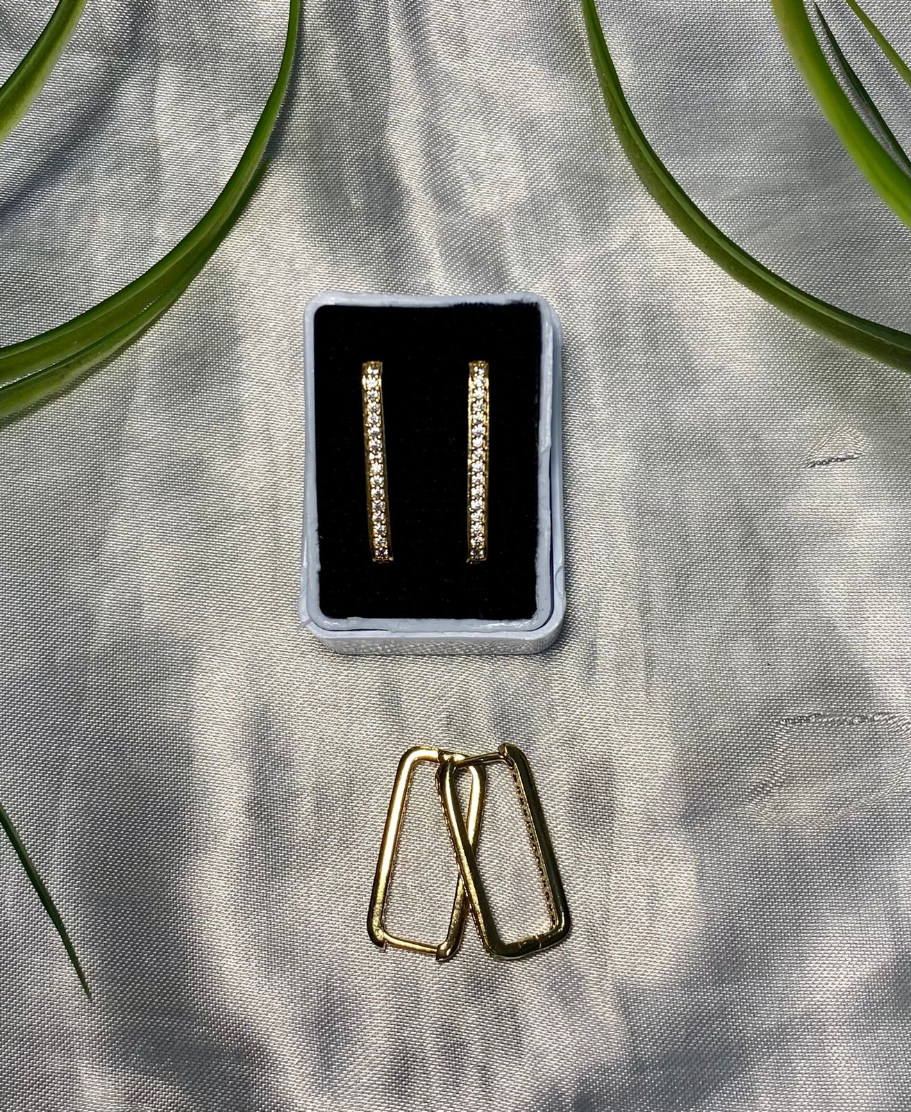 Arete en forma de rectángulo con Zirconia, Chapa de oro.