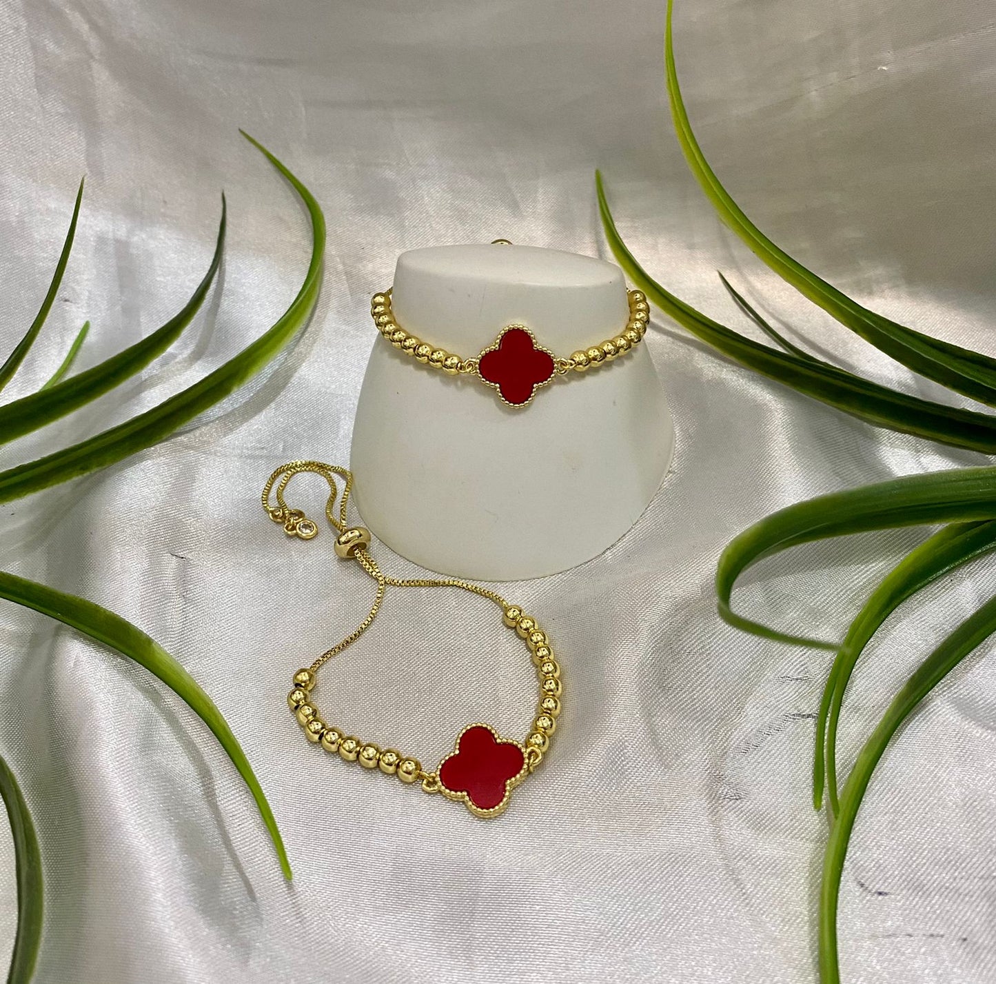 Cadena y pulsera con dije flor roja, Chapa de oro