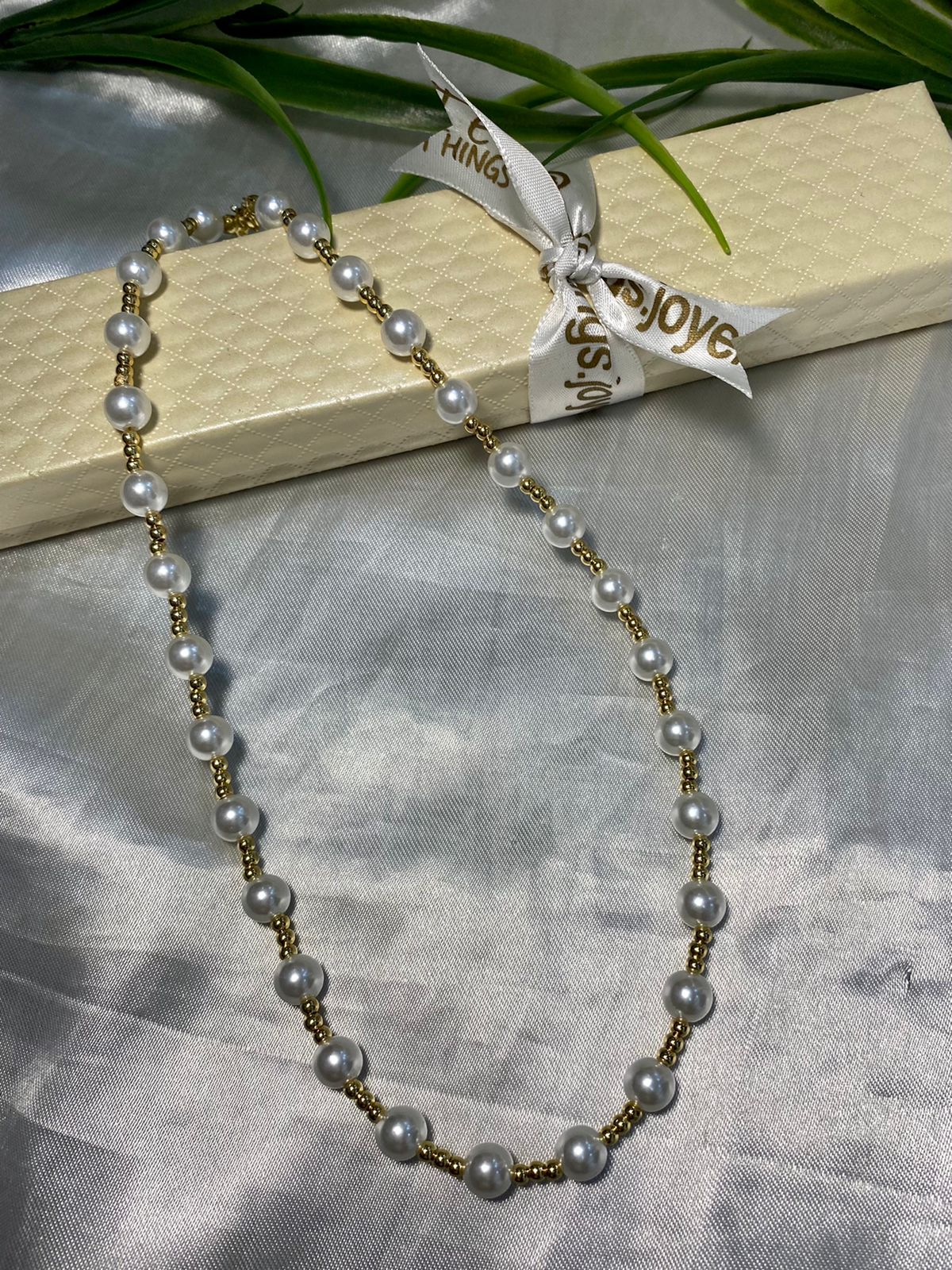 Collar y pulsera de Perla acrílica del #8 con bolitas #3 oro laminado