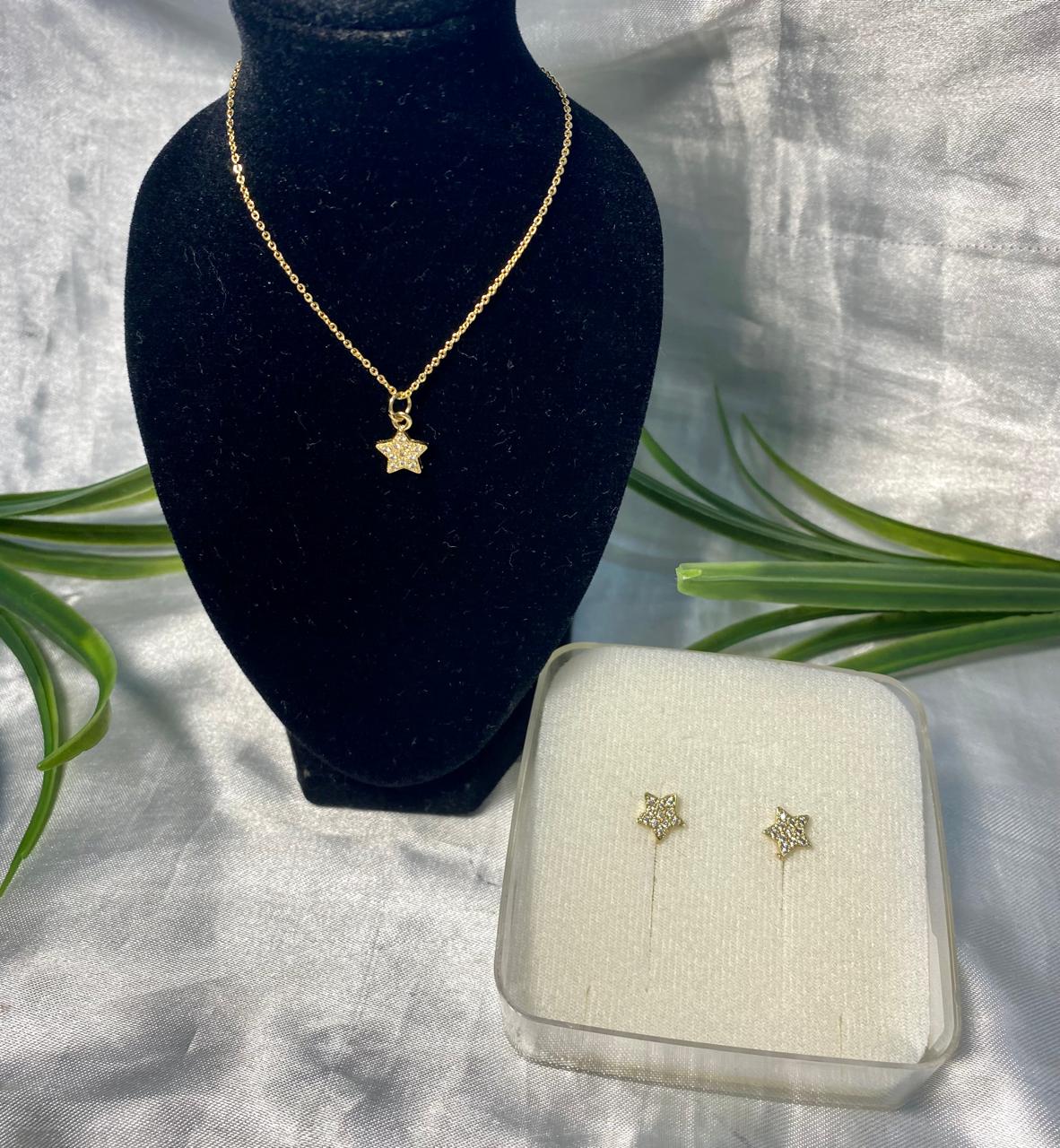 Juego de Cadena y aretes con dije Estrella , Chapa de oro.