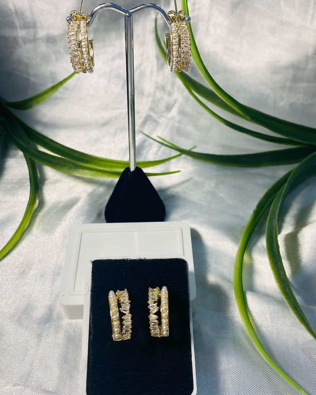 Aretes, tipo Arracada con Perla y Zirconia Chapa de oro