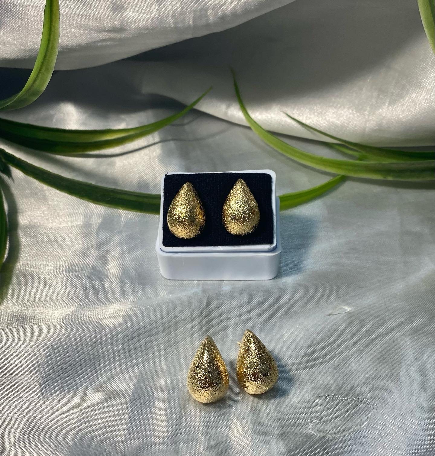 Aretes en forma de gota azucarados, Chapa de oro
