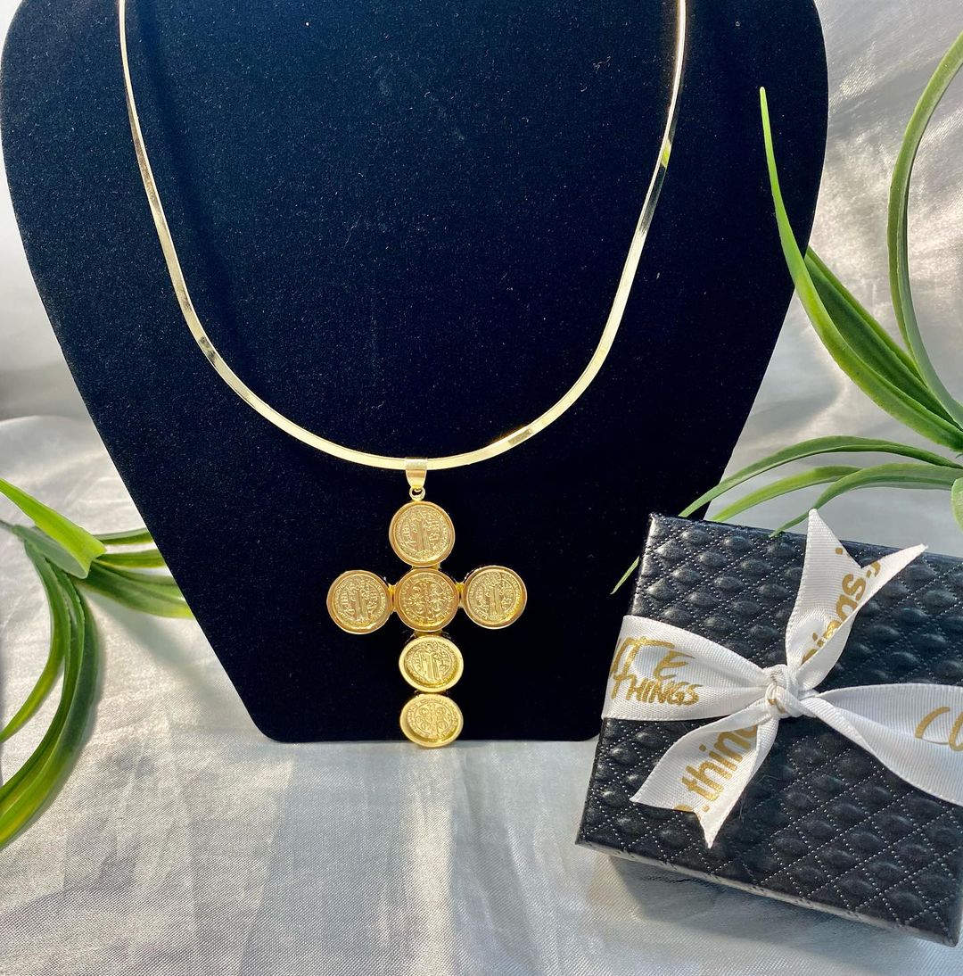 Gargantilla con cruz con monedas de San Benito Chapa de oro