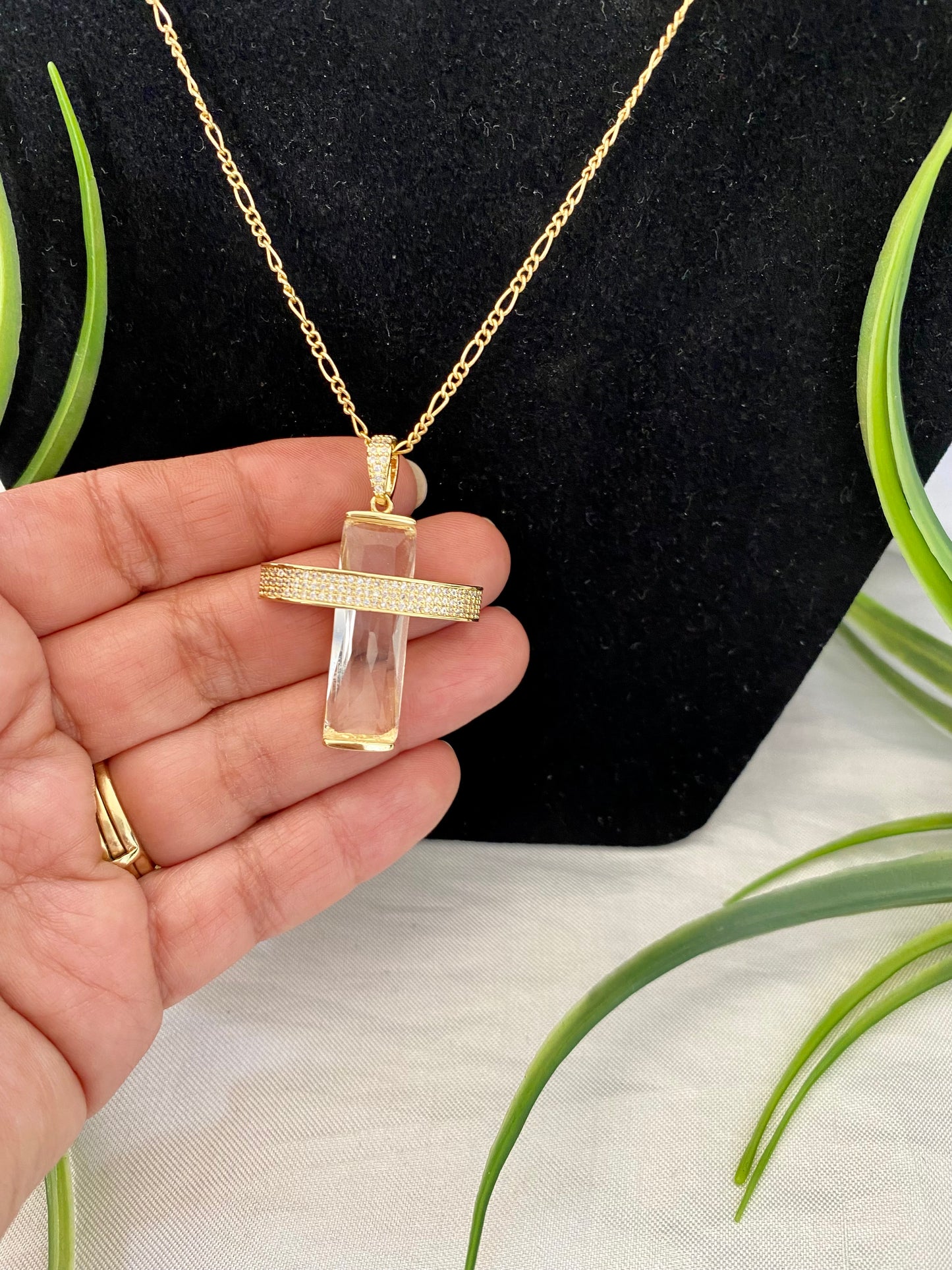 Collar con dije Cruz zirconia grande