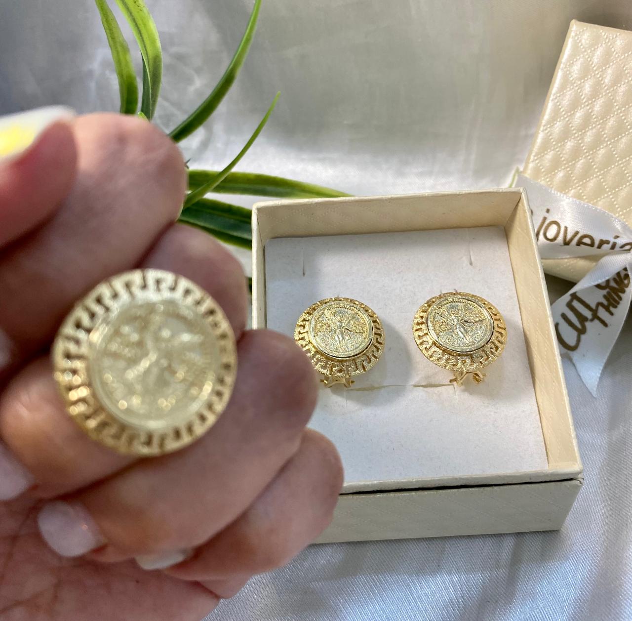 Juego de aretes y anillo de moneda tipo centenario con bisel Greco diamantinado, Chapa de oro