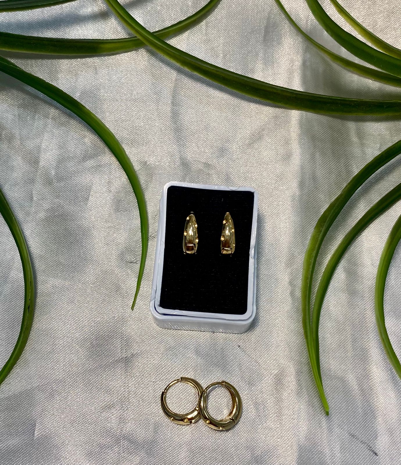 Aretes tipo Huggies Chapa de oro