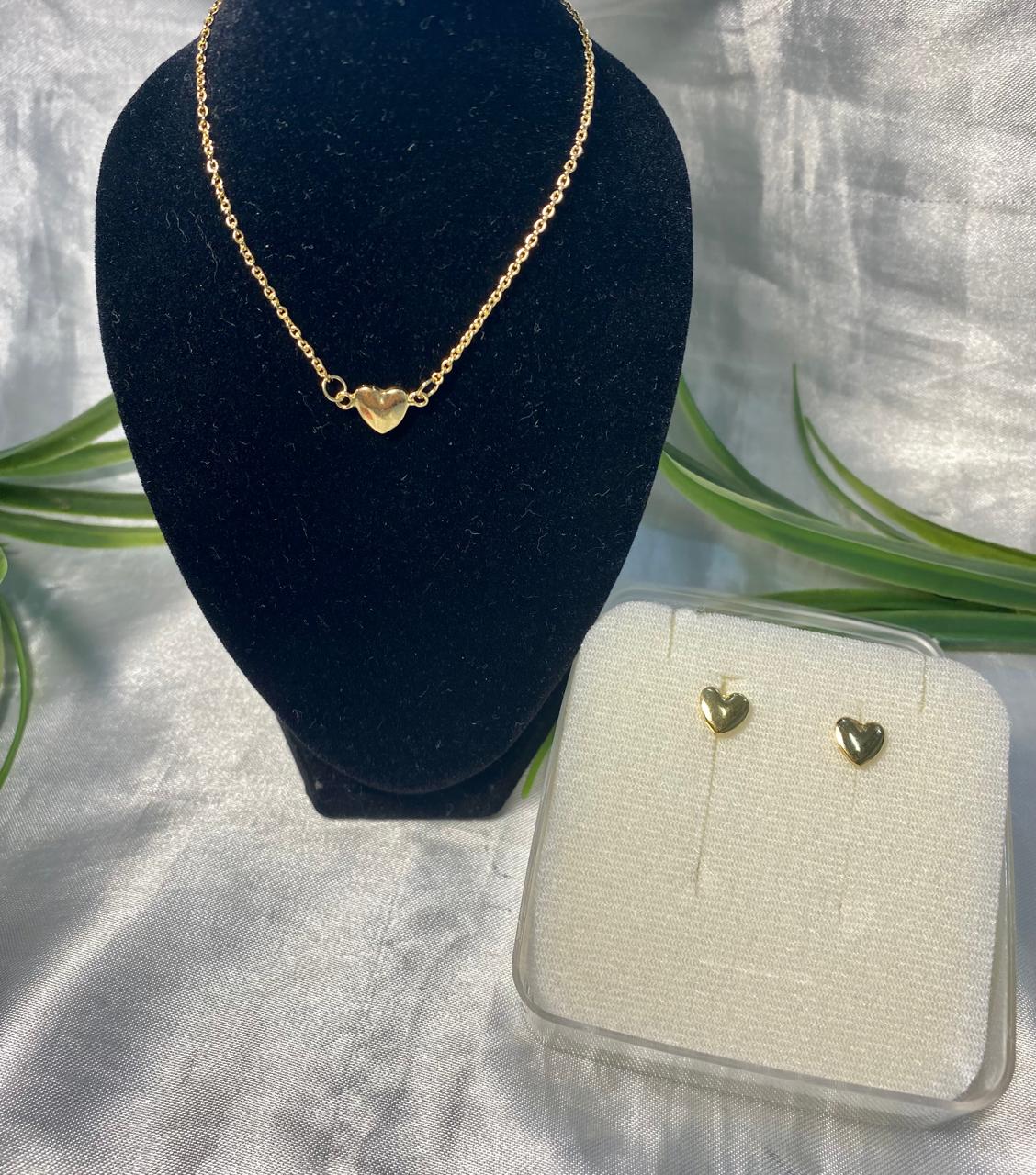 Juego de Cadena y aretes con dije de corazón Chapa de oro.