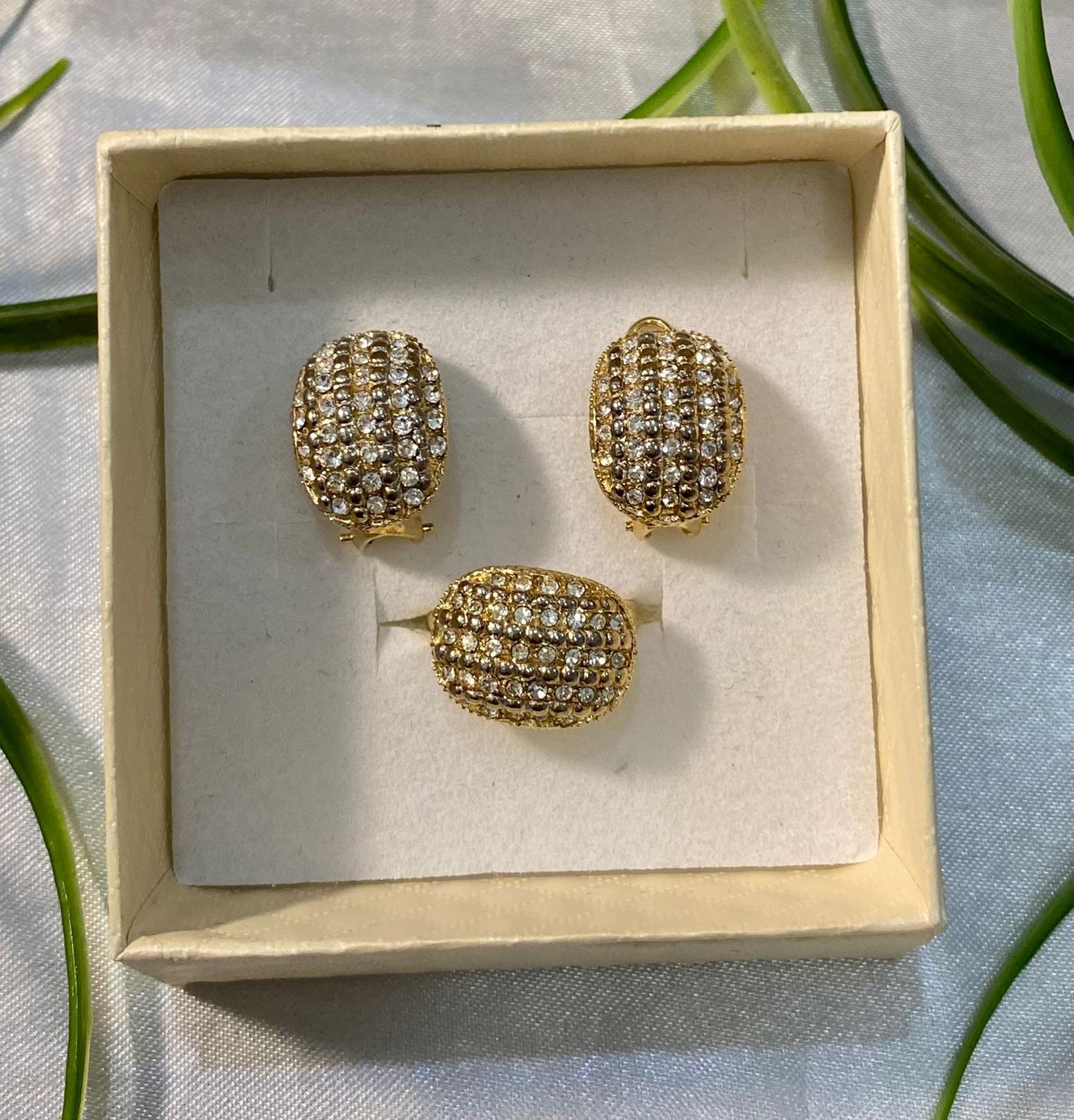 Juego de aretes y anillo ovalado con incrustaciones de Zirconia, Chapa de oro