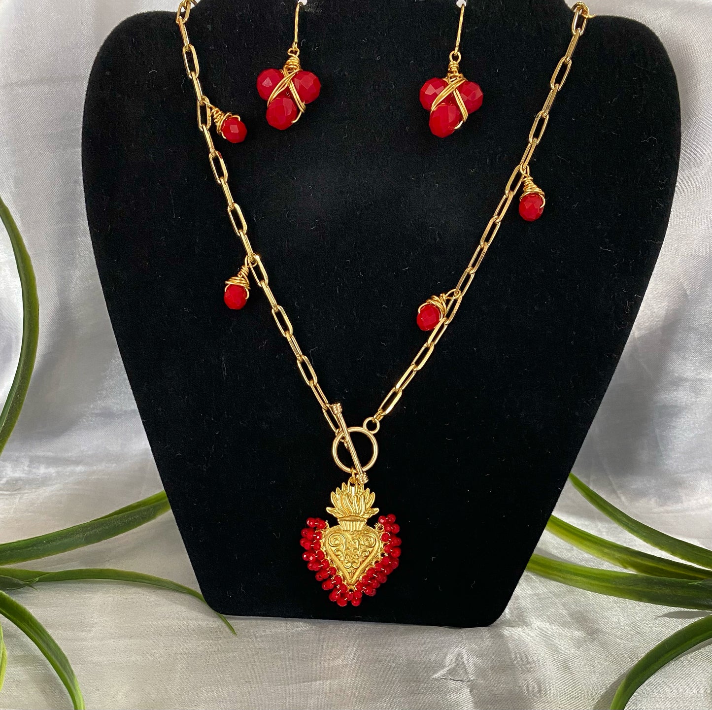 Cadena con dije Sagrado corazón y aretes