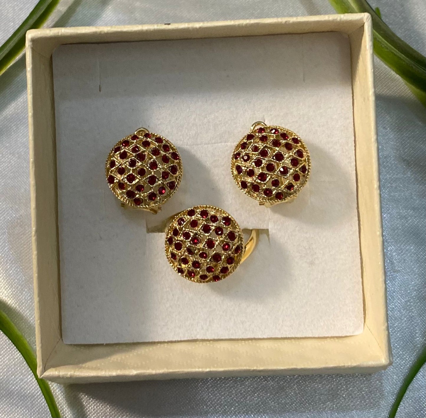 Juego de aretes y anillo con pequeñas incrustaciones de zirconia, Chapa de oro