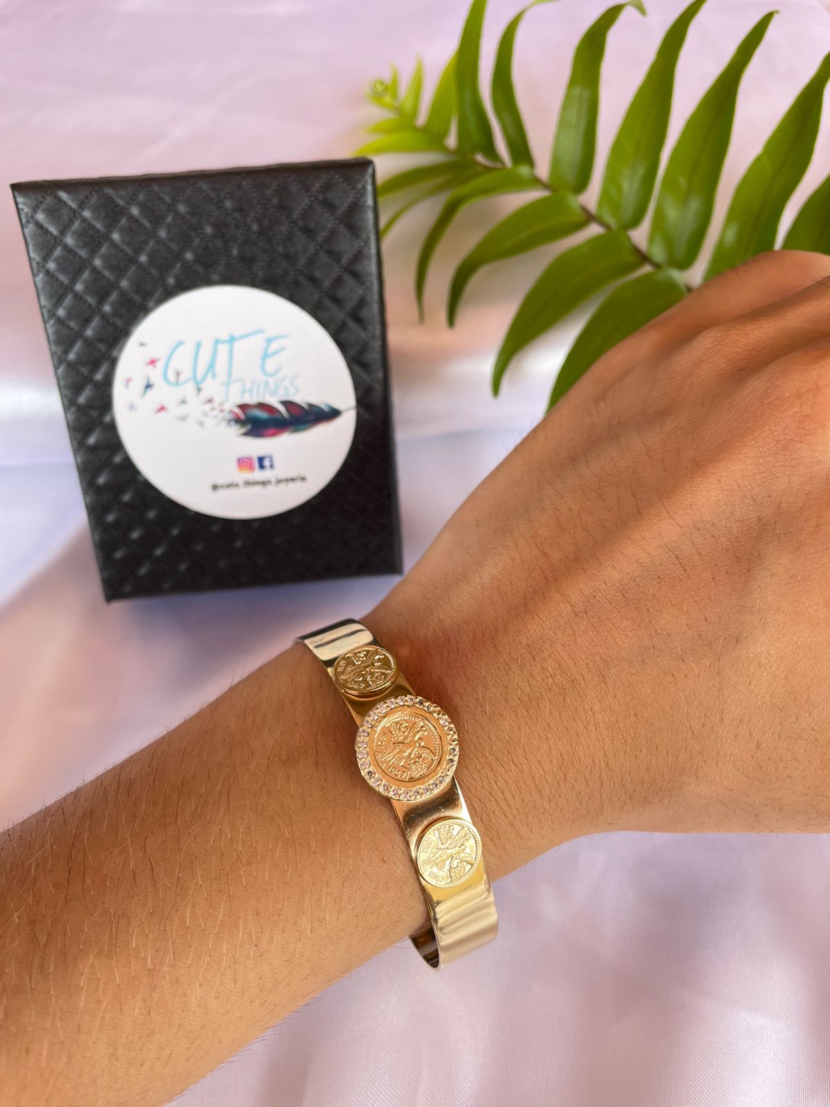 Pulso con moneda tipo centenario mini con incrustaciones de zirconia, material Chapa de oro