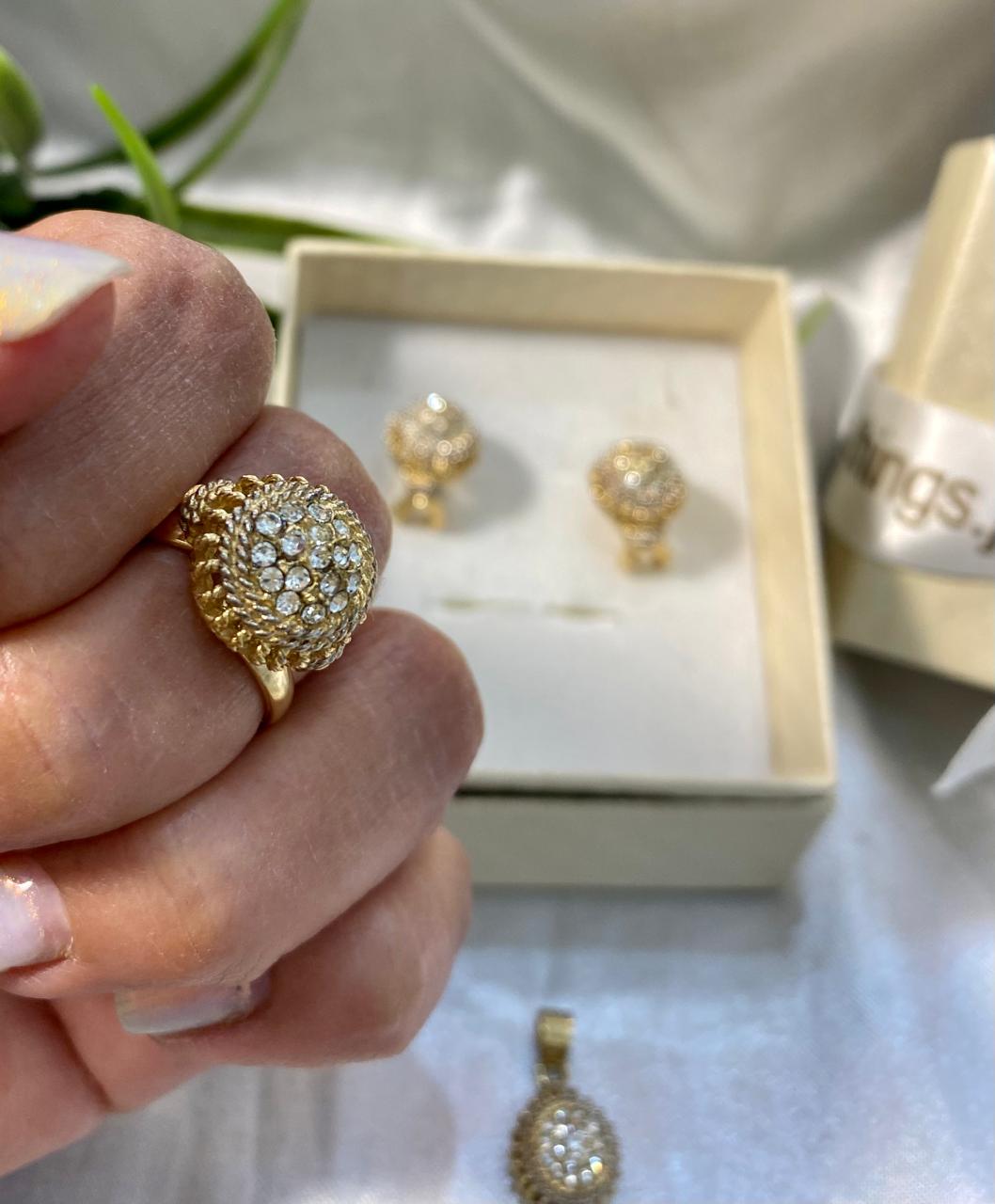 Juego de aretes, anillo y dije tipo botón con incrustaciones de zirconia, Chapa de oro