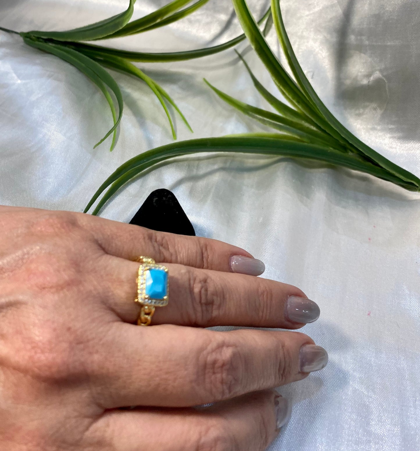 Anillo con piedra acua