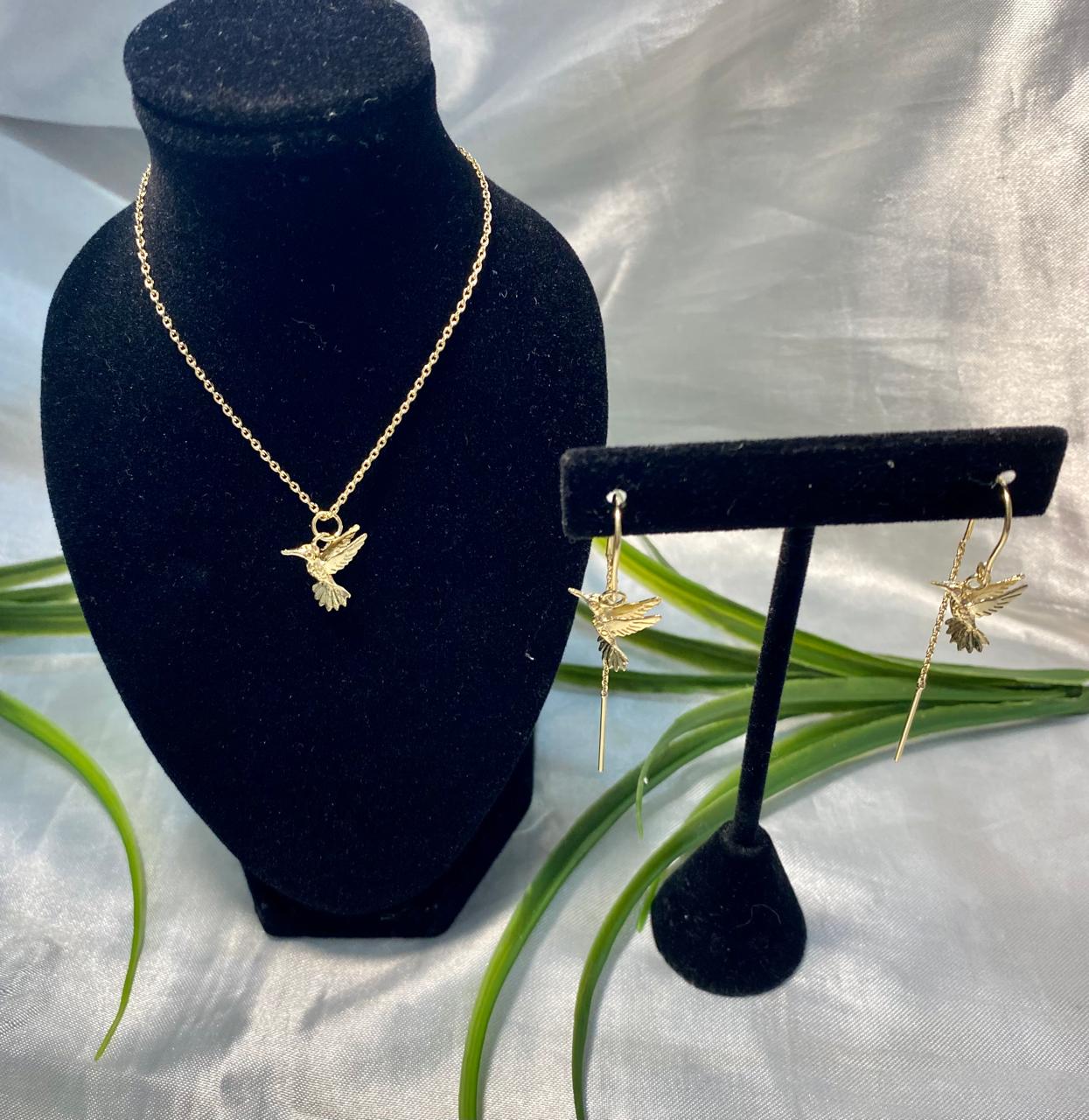 Juego de Cadena con dije colibrí y aretes violador , Chapa de oro.