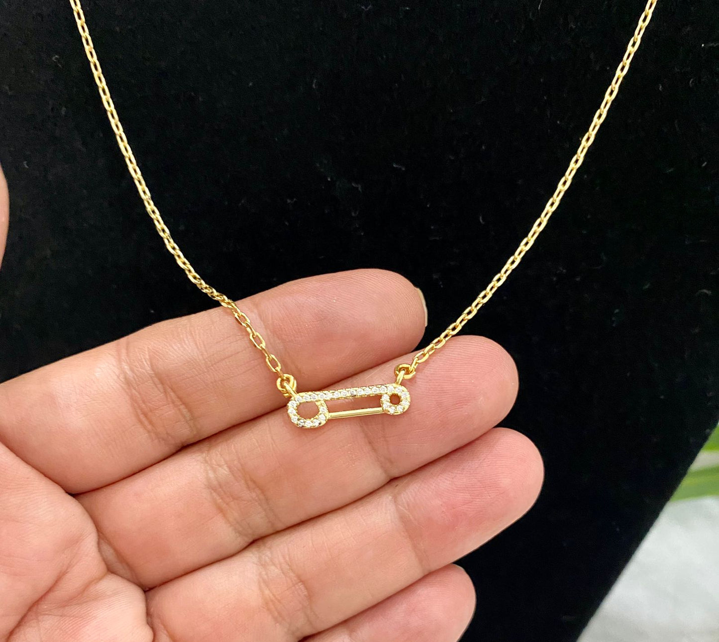 Cadena con seguro , Chapa de oro.