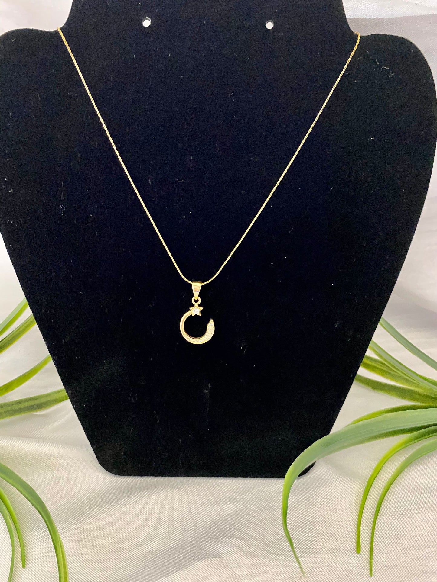 Cadena con dije Luna y estrella con zirconia