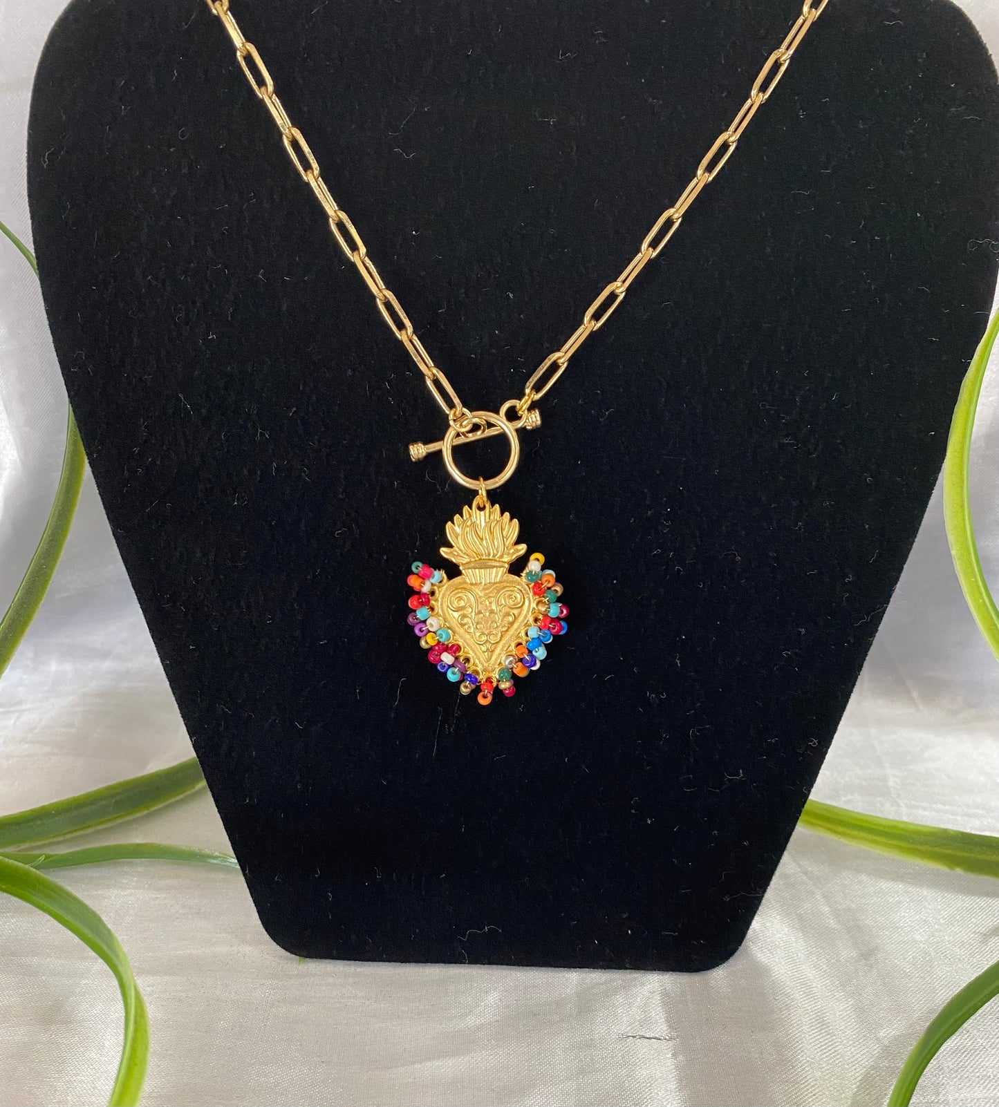 Cadena con dije Sagrado Corazón bordada