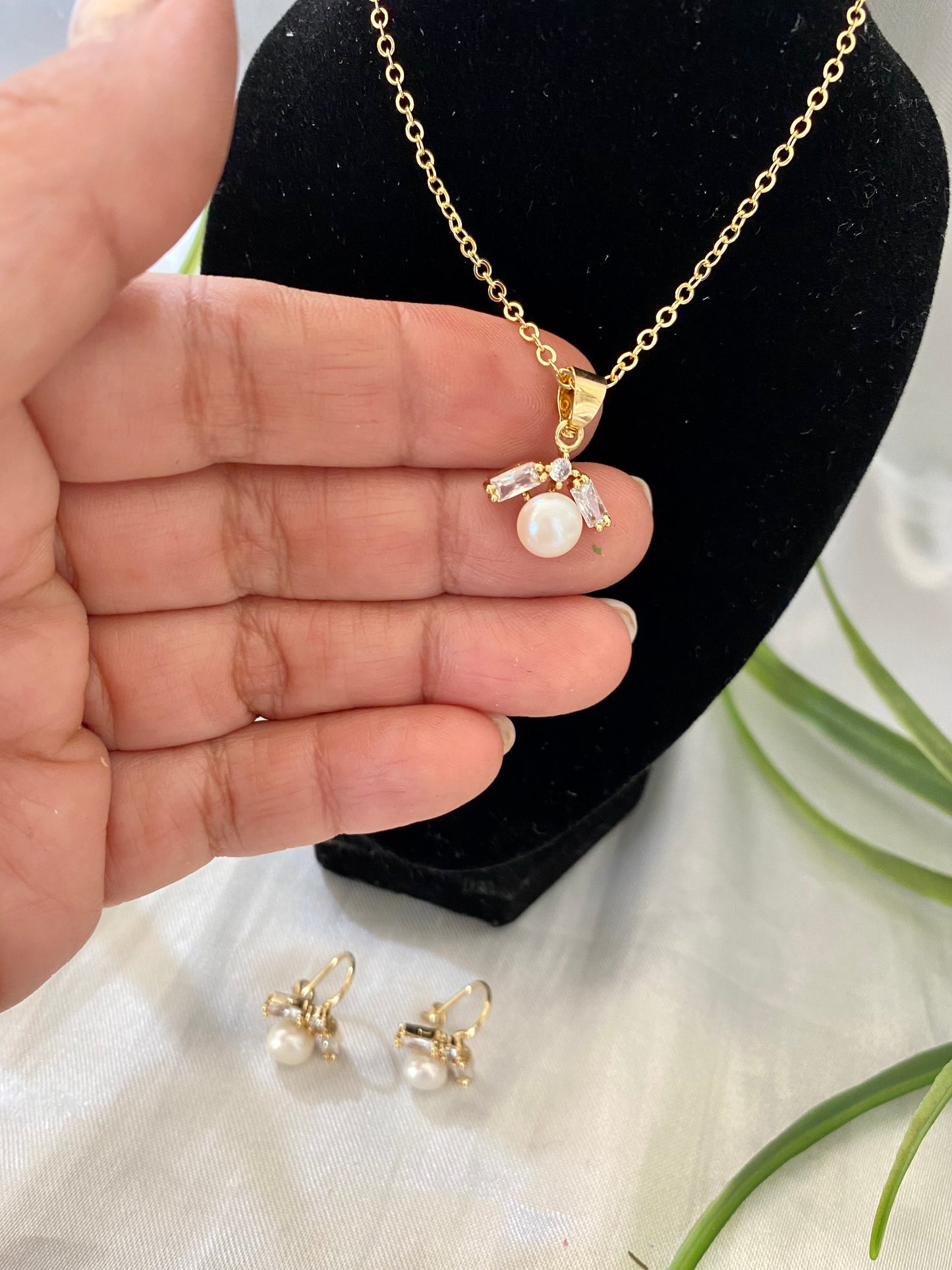 Juego de cadena con dije y aretes ángel con perla de rio