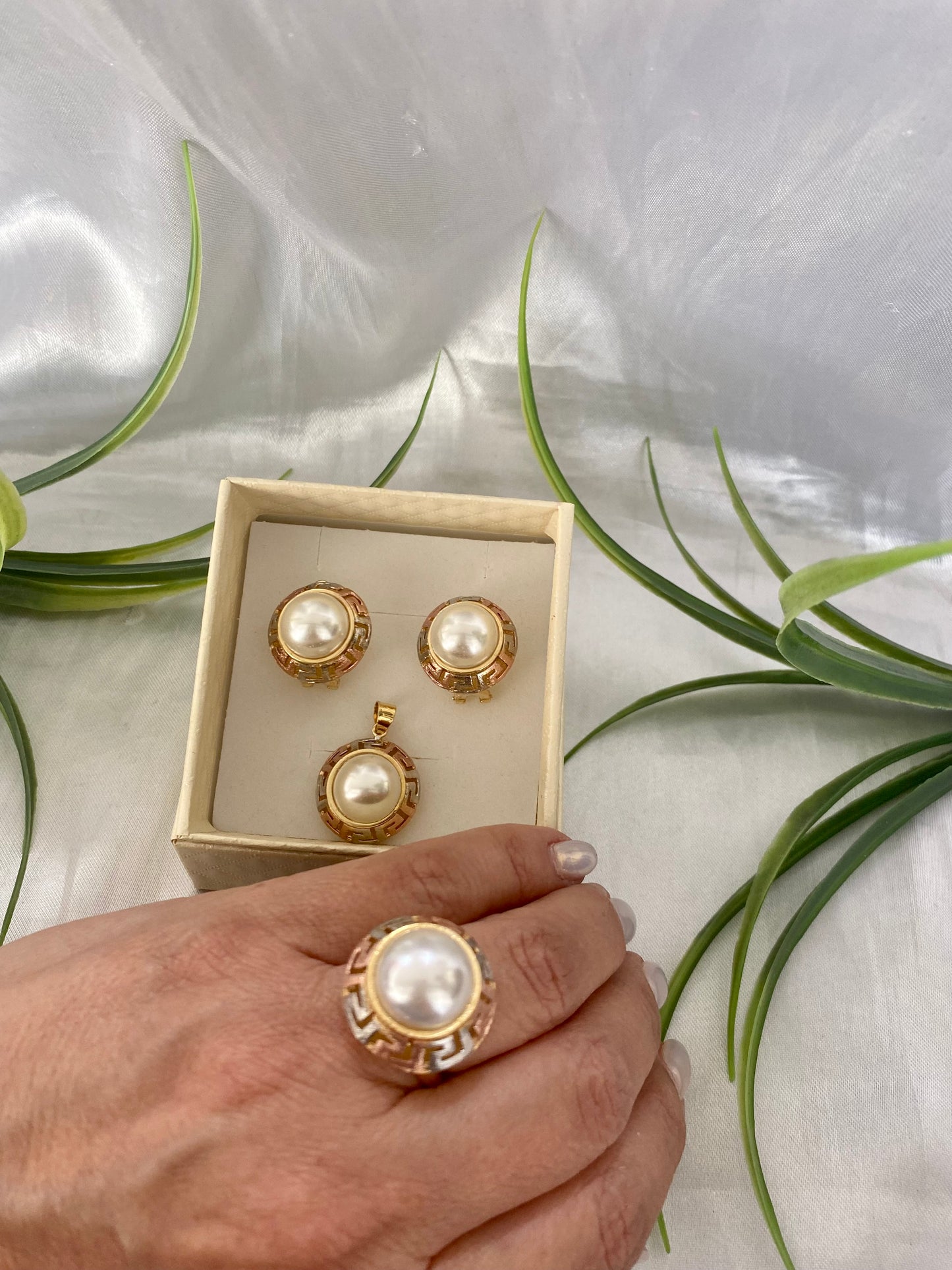 Juego de aretes,anillo y dije de Perla con bisel florentino