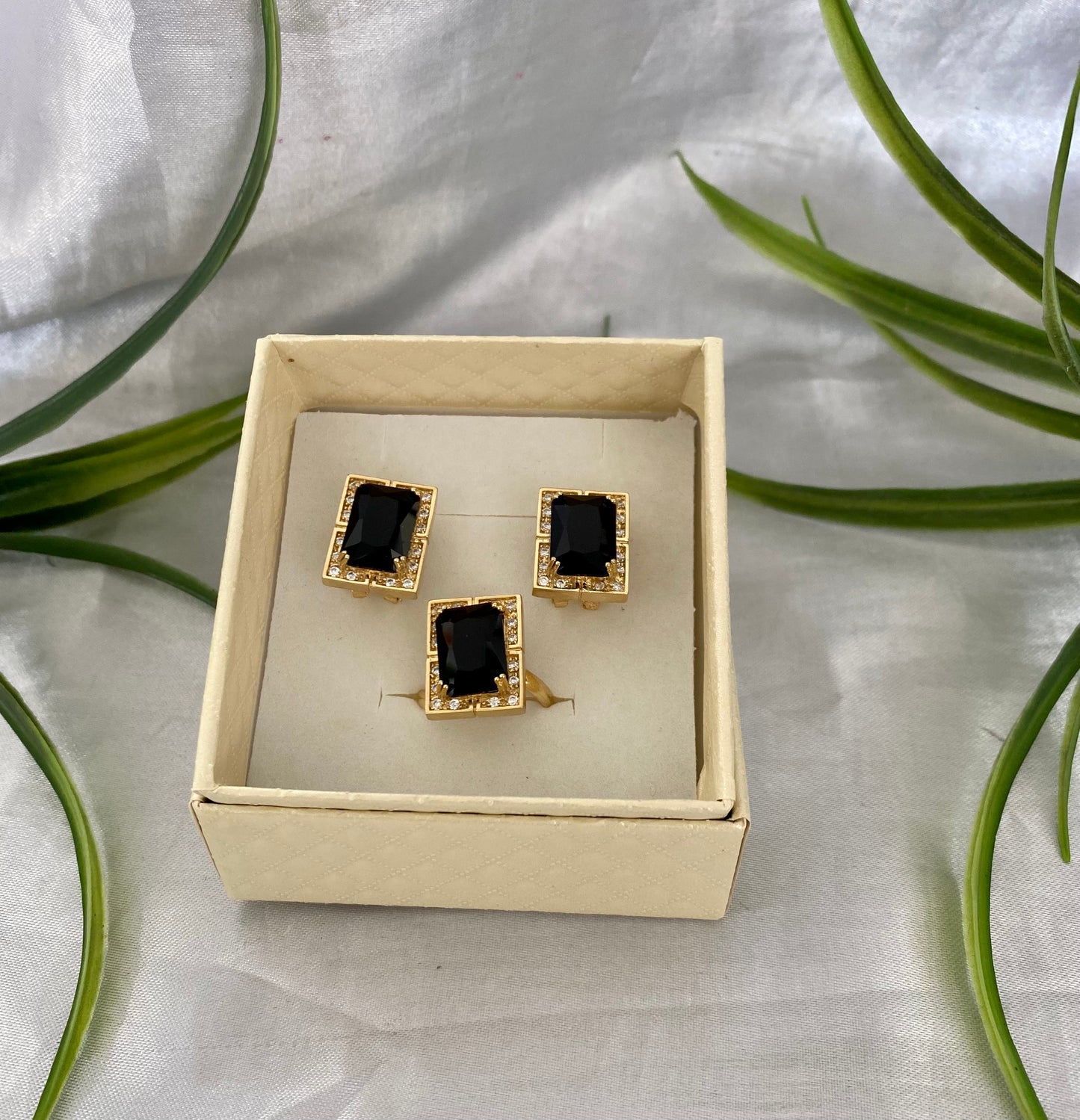 Juego de aretes y anillo con Piedra cuadrada y zirconia