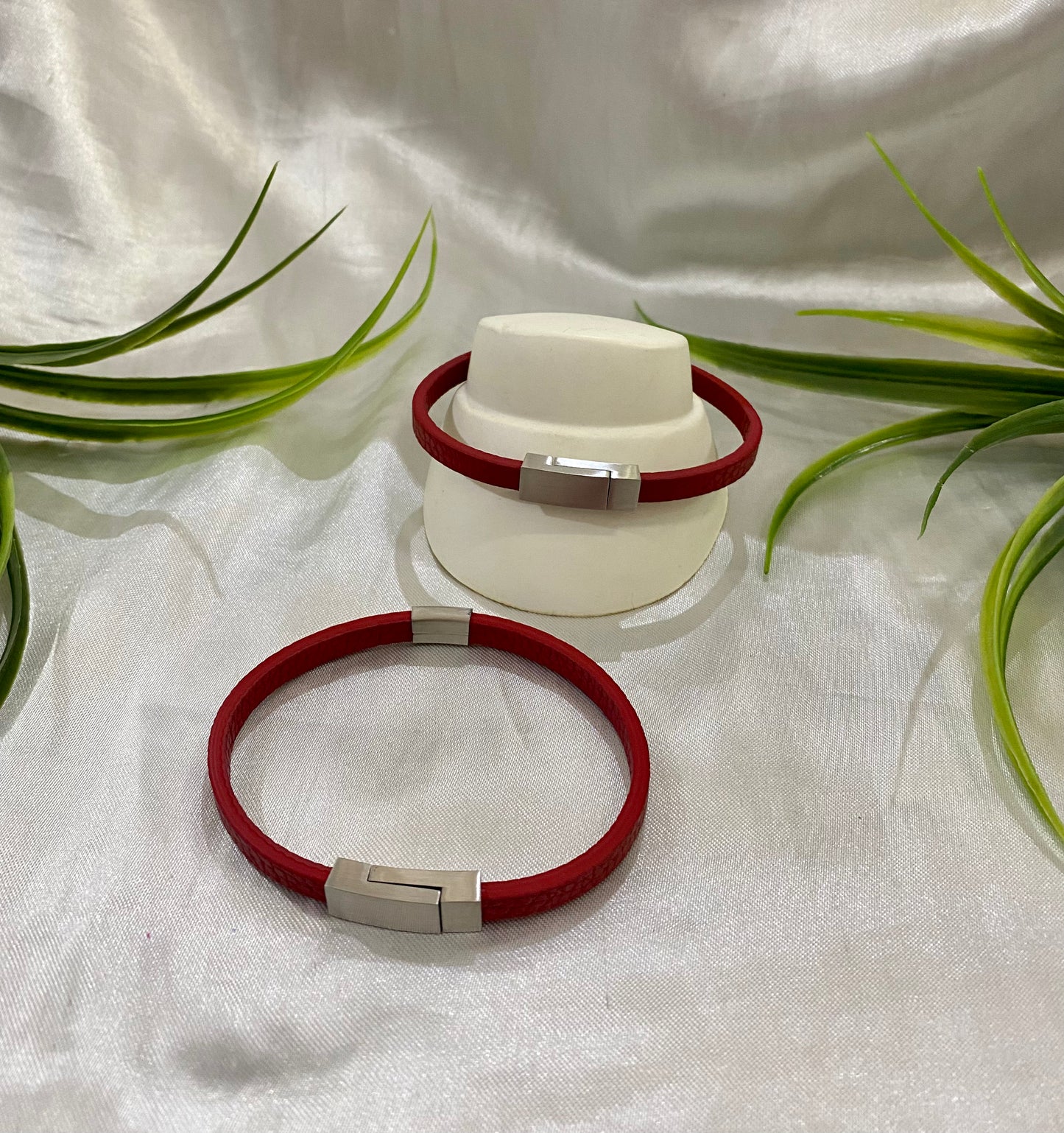 Pulsera Iman Plana roja placa Plateada