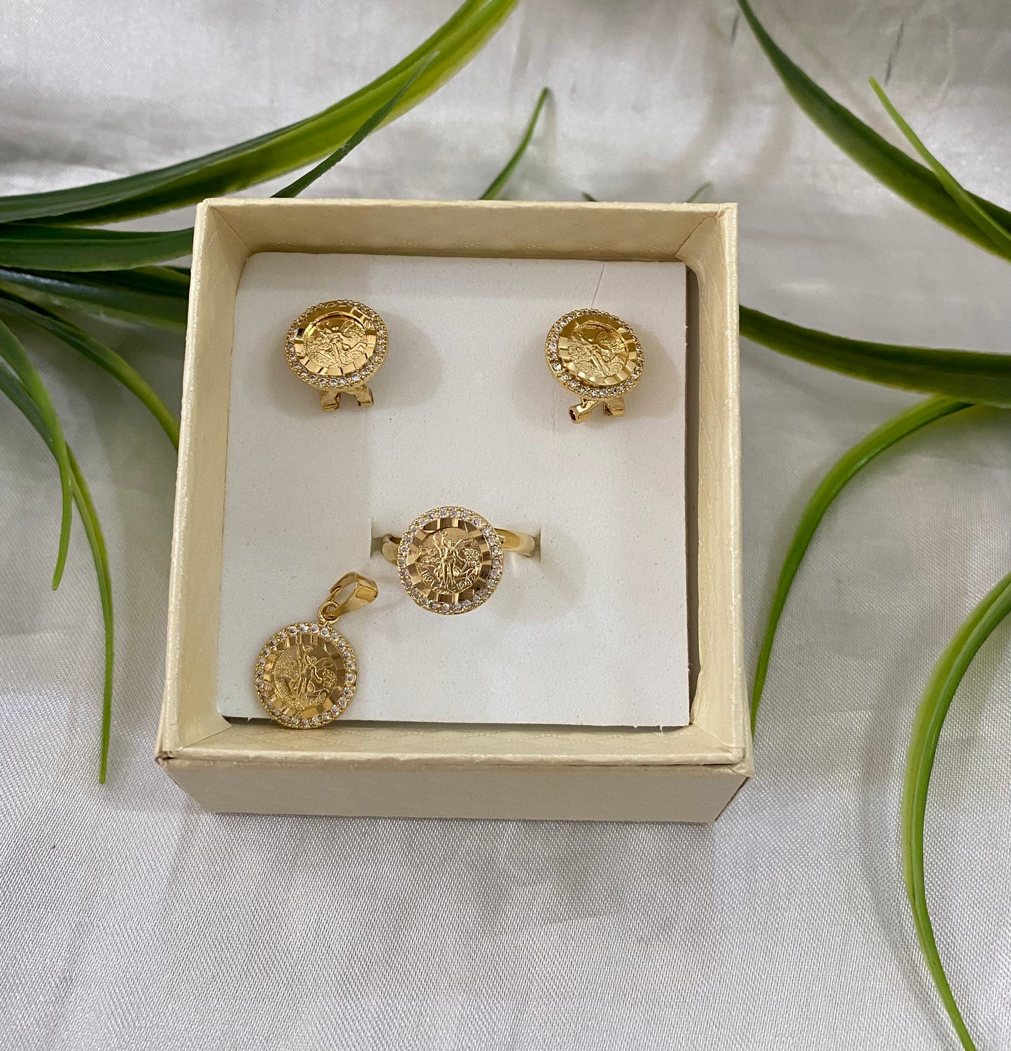 Juego de aretes, anillo y dije tipo centenario mini bicel doble diamantinado y zirconia
