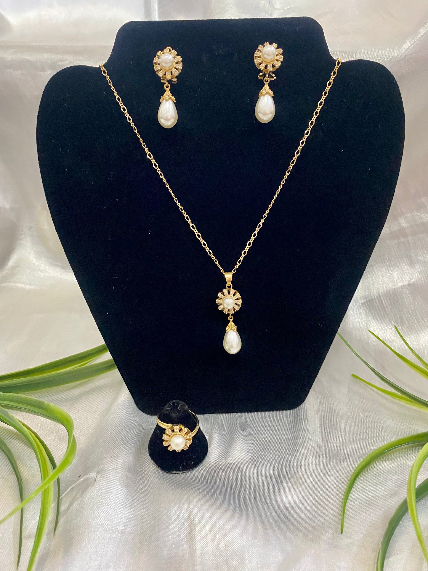 Juego de Cadena,aretes y anillo de Perla con flor zirconia