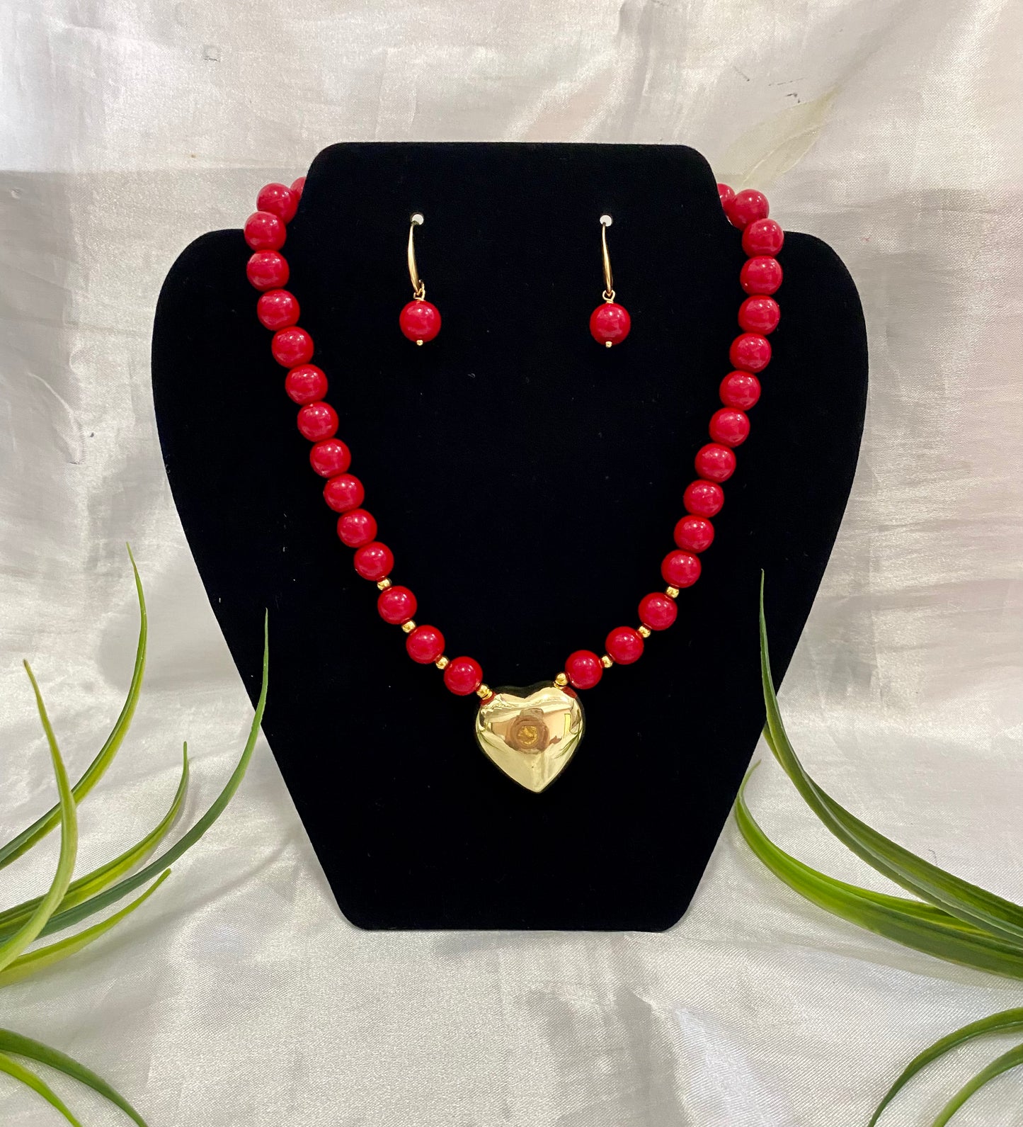 Collar y aretes de Perla roja con dije corazón