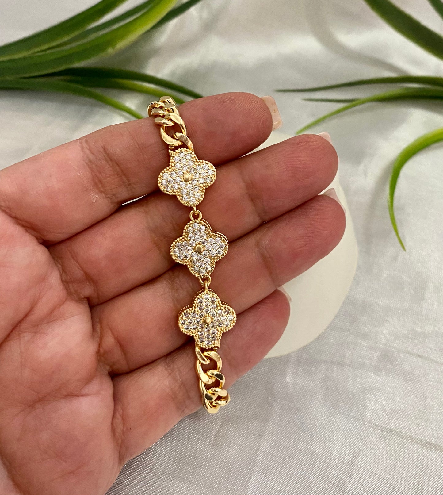 Pulsera con 3 flores de Zirconia