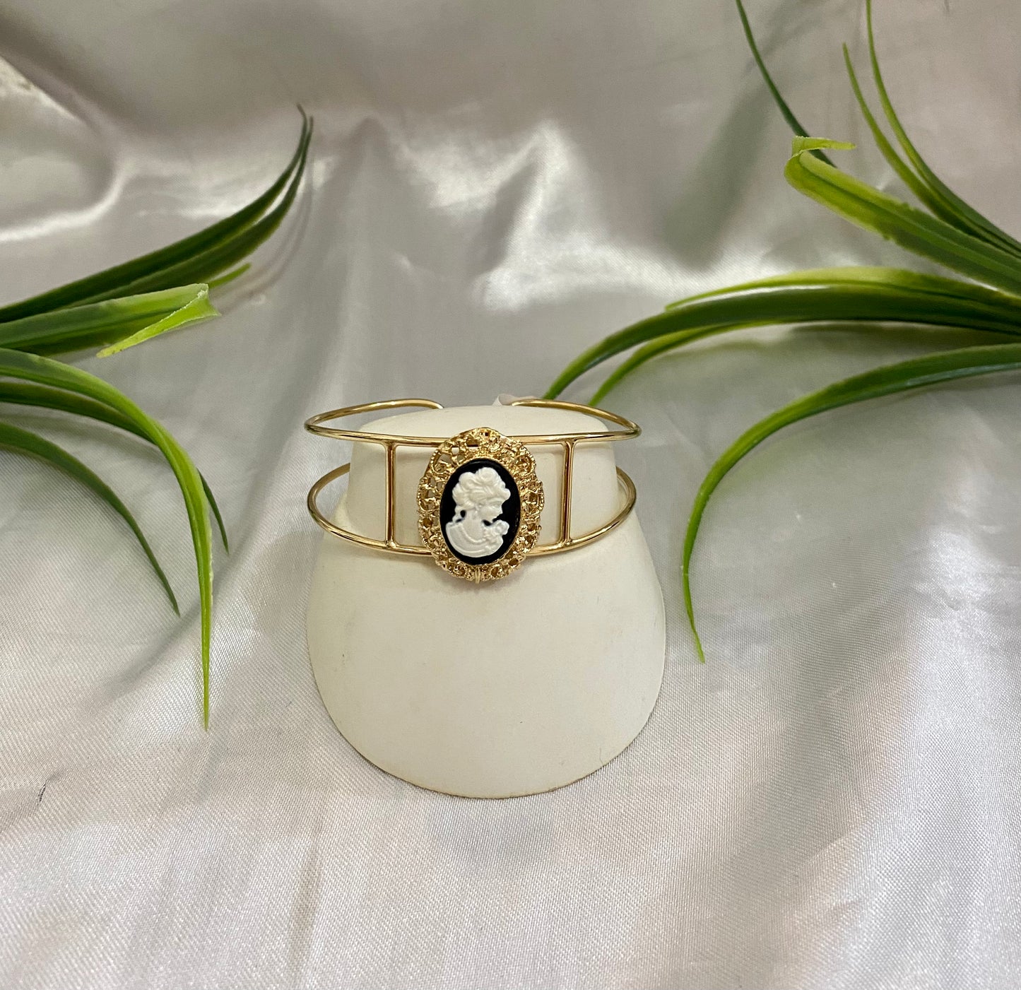 Pulsera de aro doble con camafeo