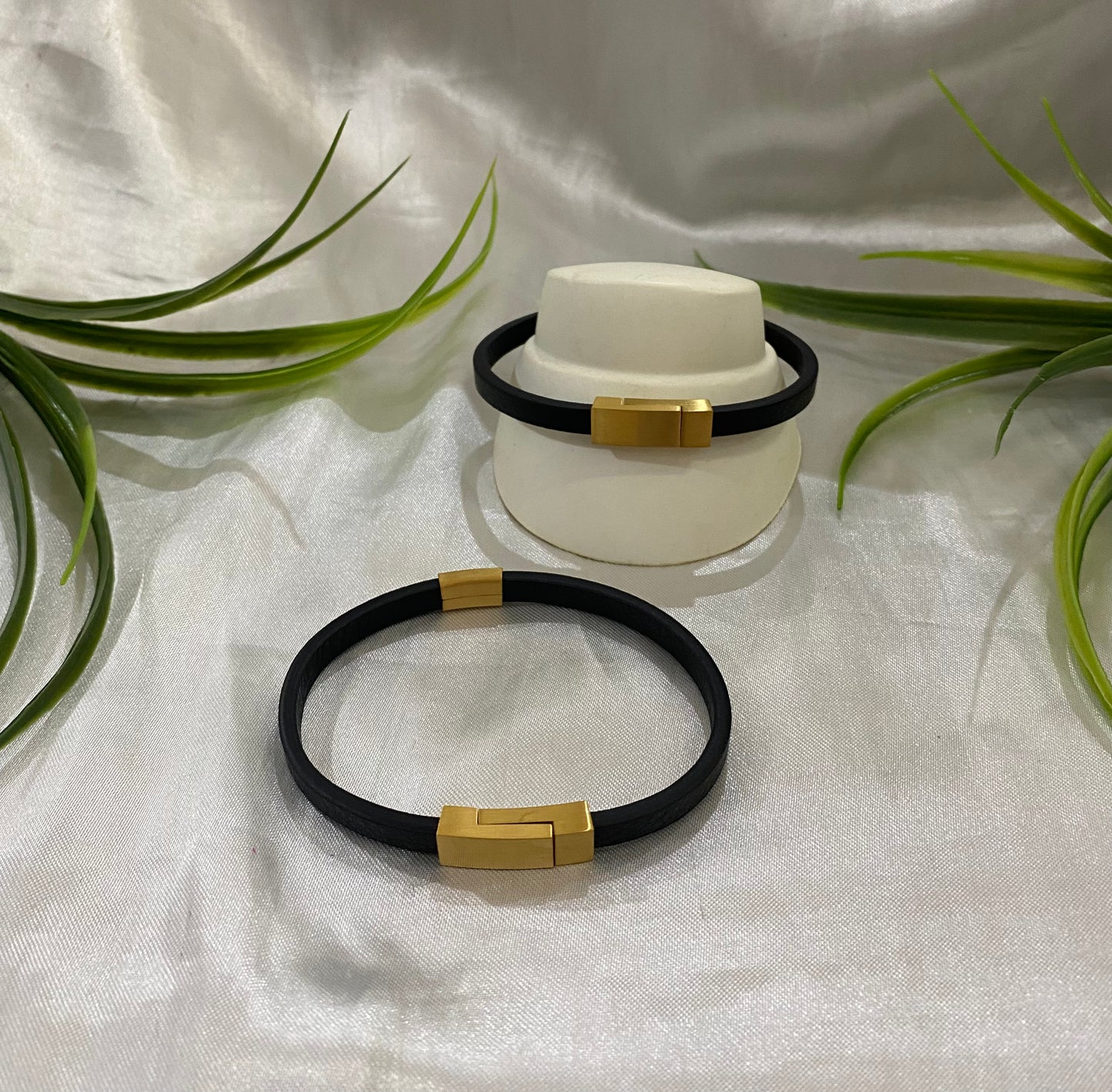 Pulsera Iman negra placa dorada