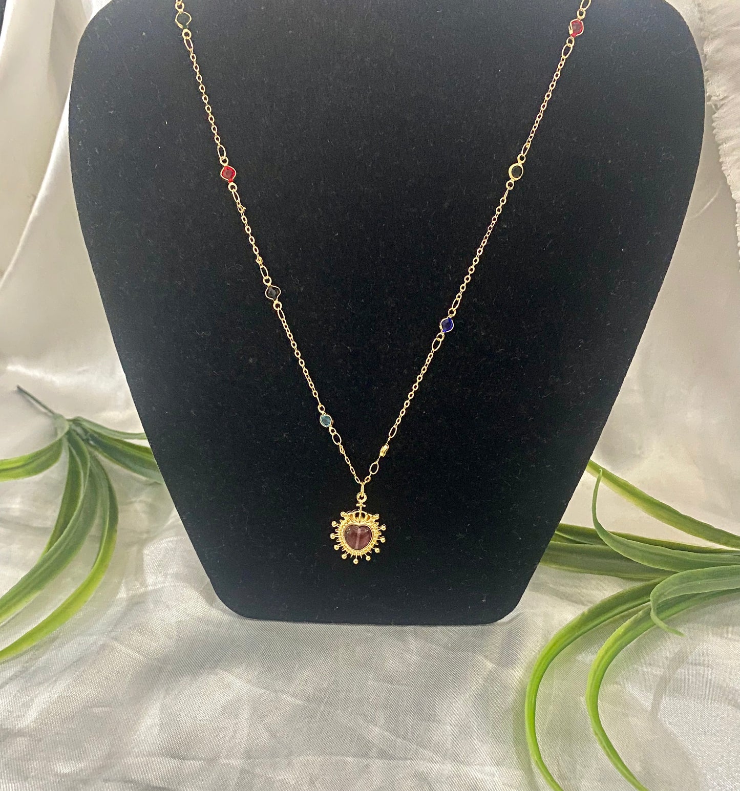 Cadena con zirconia y dije Sagrado corazón.