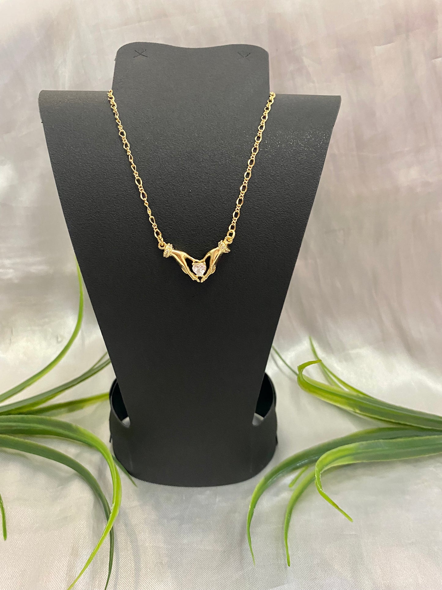 Cadena con dije manos corazón