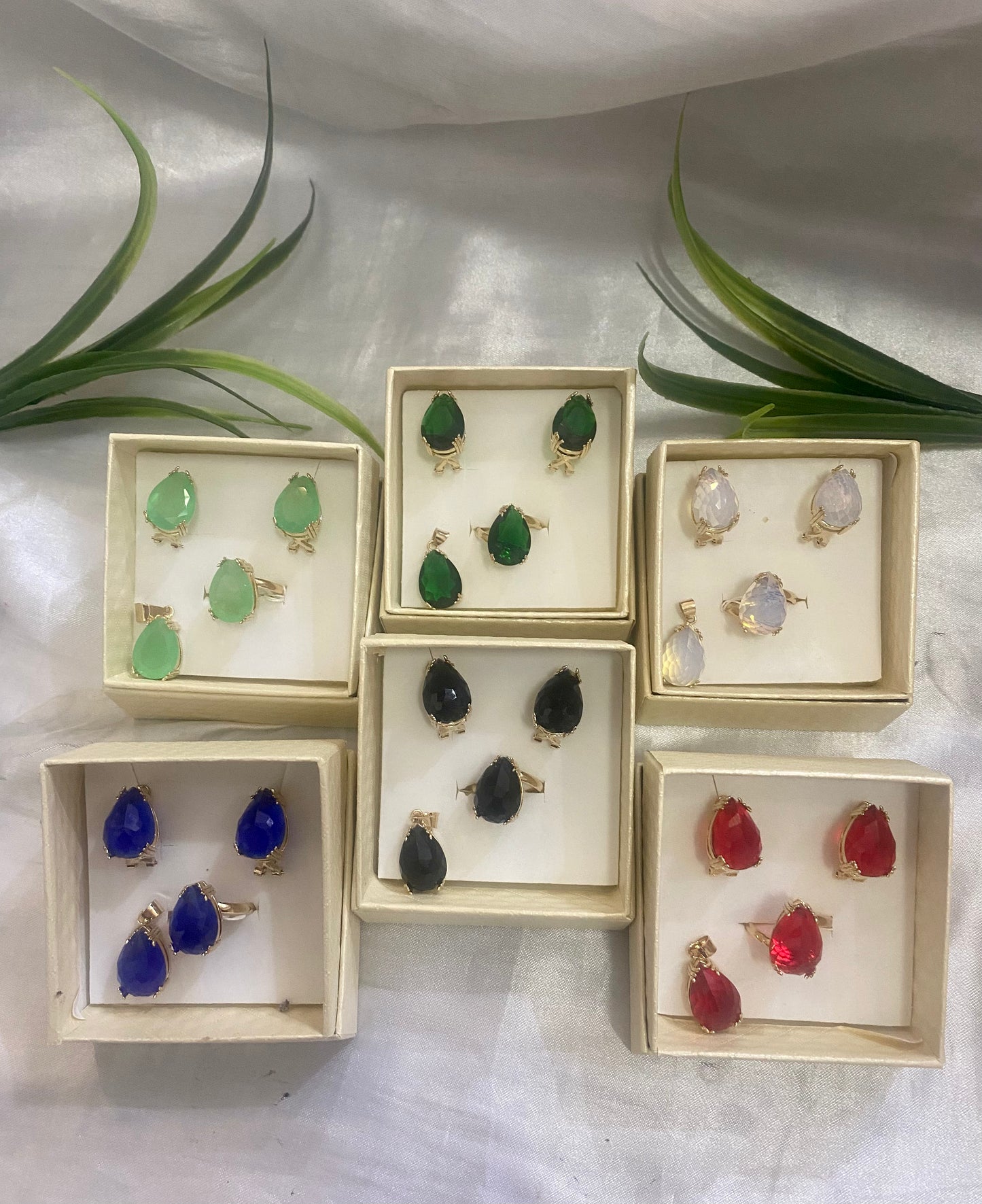 Juego de Aretes,anillo y dije de gota con uñas 18x3