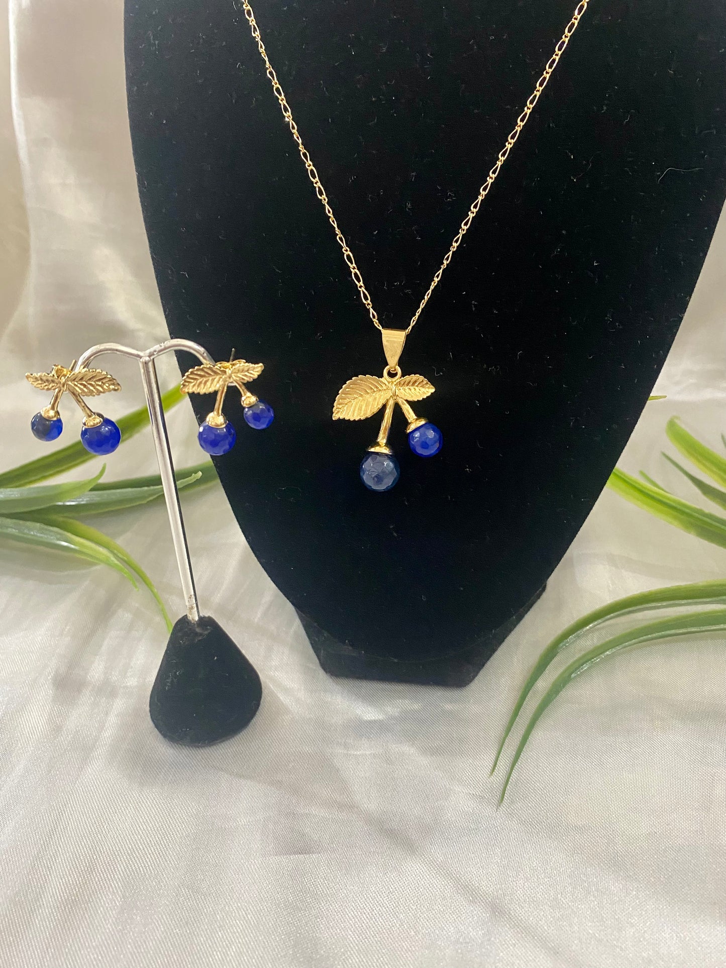 Juego de Cadena con dije y aretes de cereza