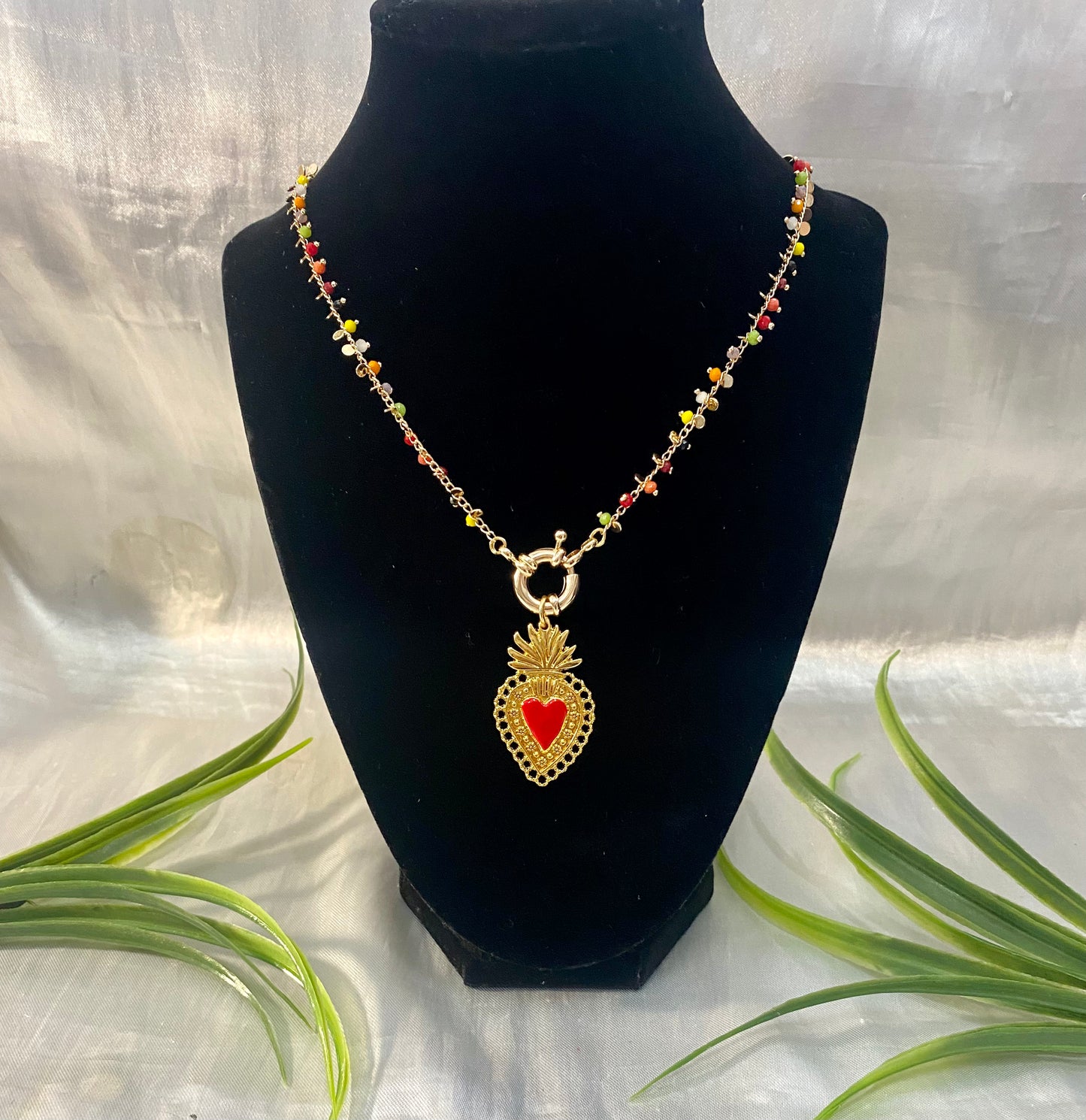Cadena con chaquira de colores y dije Sagrado Corazón