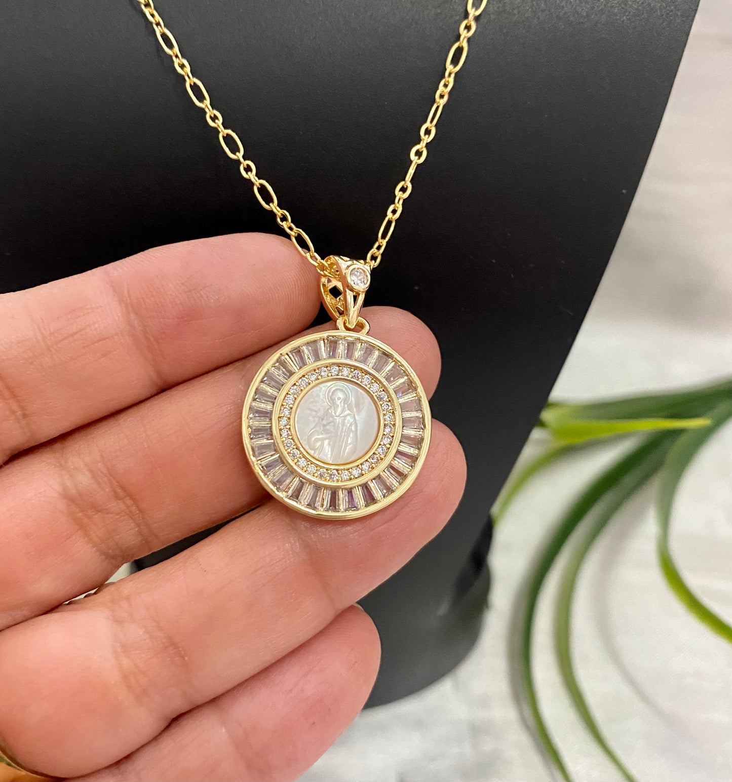 Cadena con Dije de San Benito en Perla madre redonda mediana