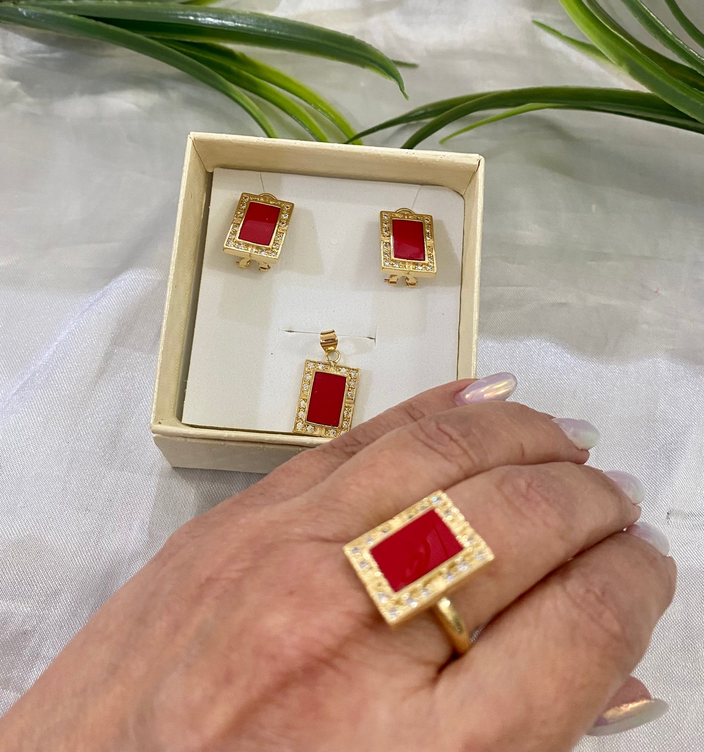 Juego de aretes, anillo y dije cuadrado con piedra y bisel Zirconia