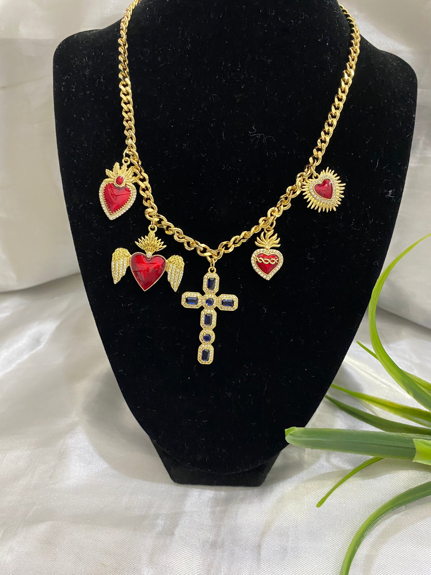 Collar con corazones y Cruz zirconia negra