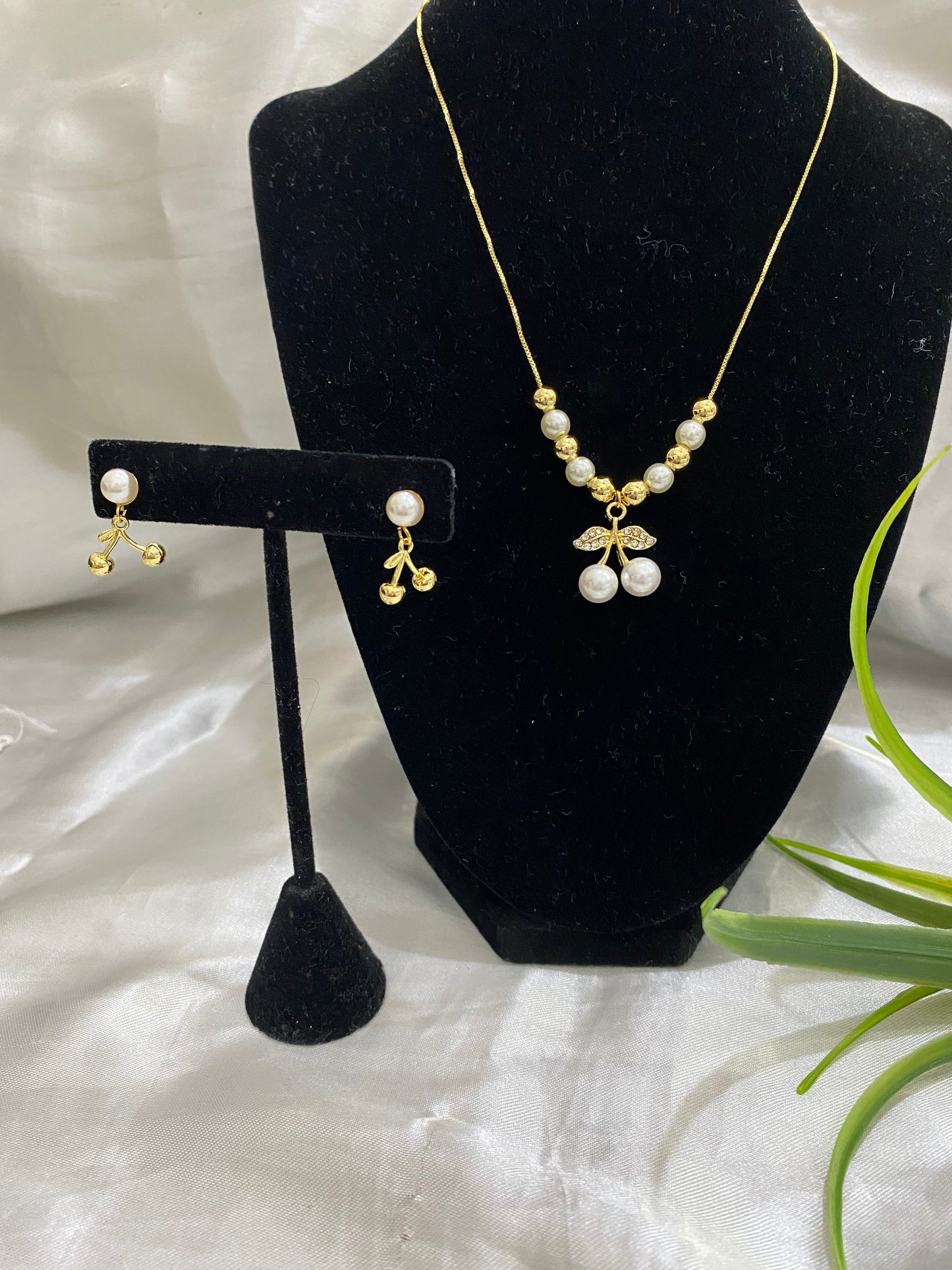 Juego de aretes y collar con Perlas y cereza zirconia