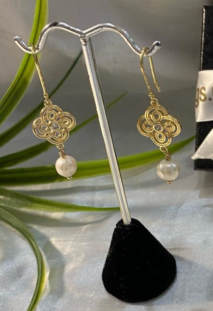 Aretes de flor infinito Chapa de oro