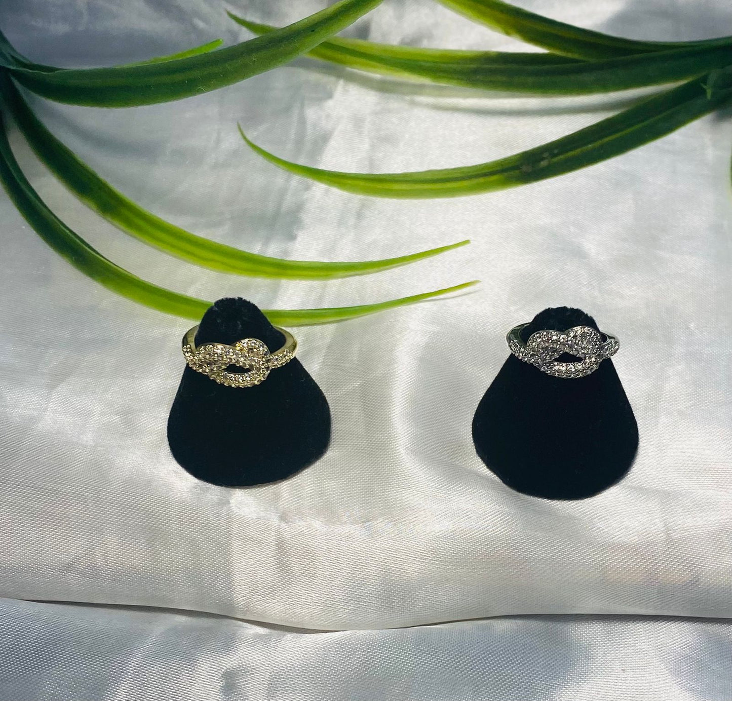 Anillos en forma de nudo con incrustaciones de zirconia en chapa de oro y Rodio