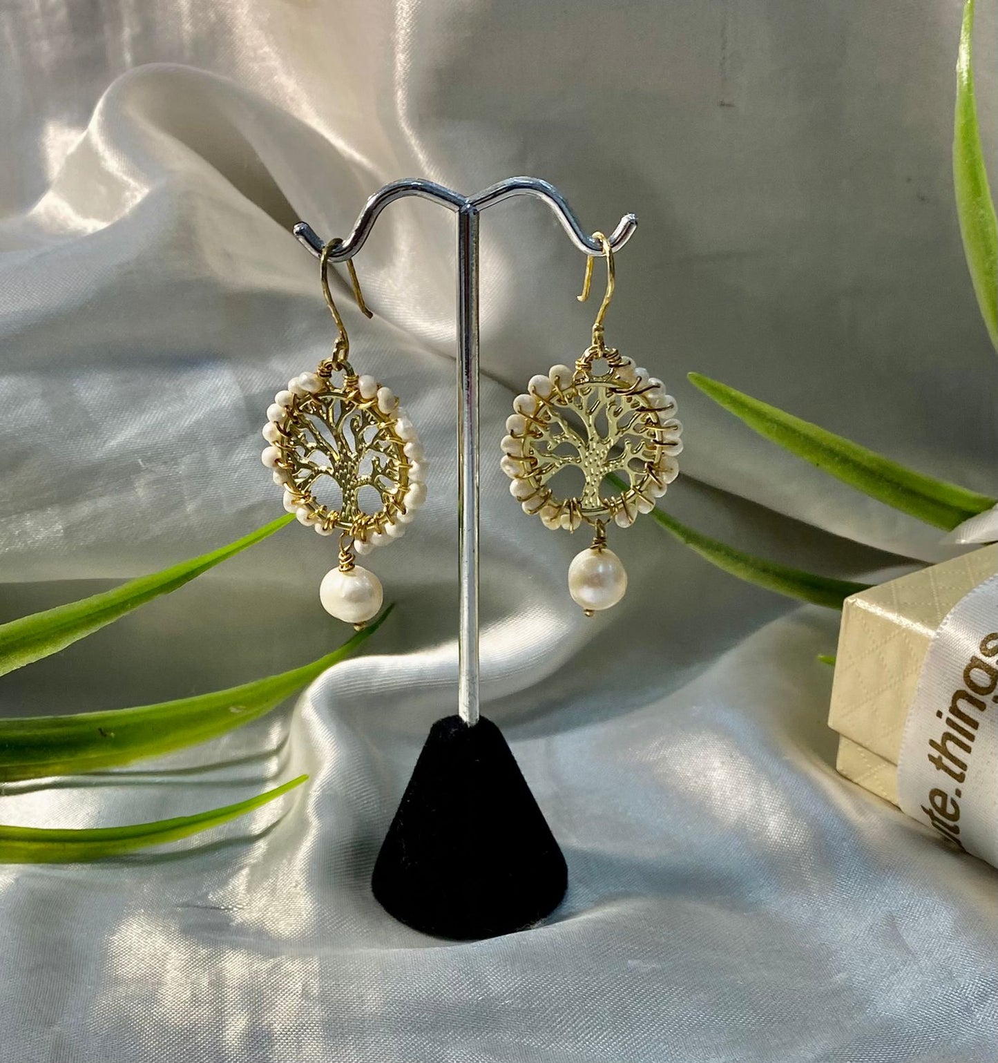 Juego de collar, aretes y pulsera con Perla de río y Dije árbol de la vida, Chapa de oro.