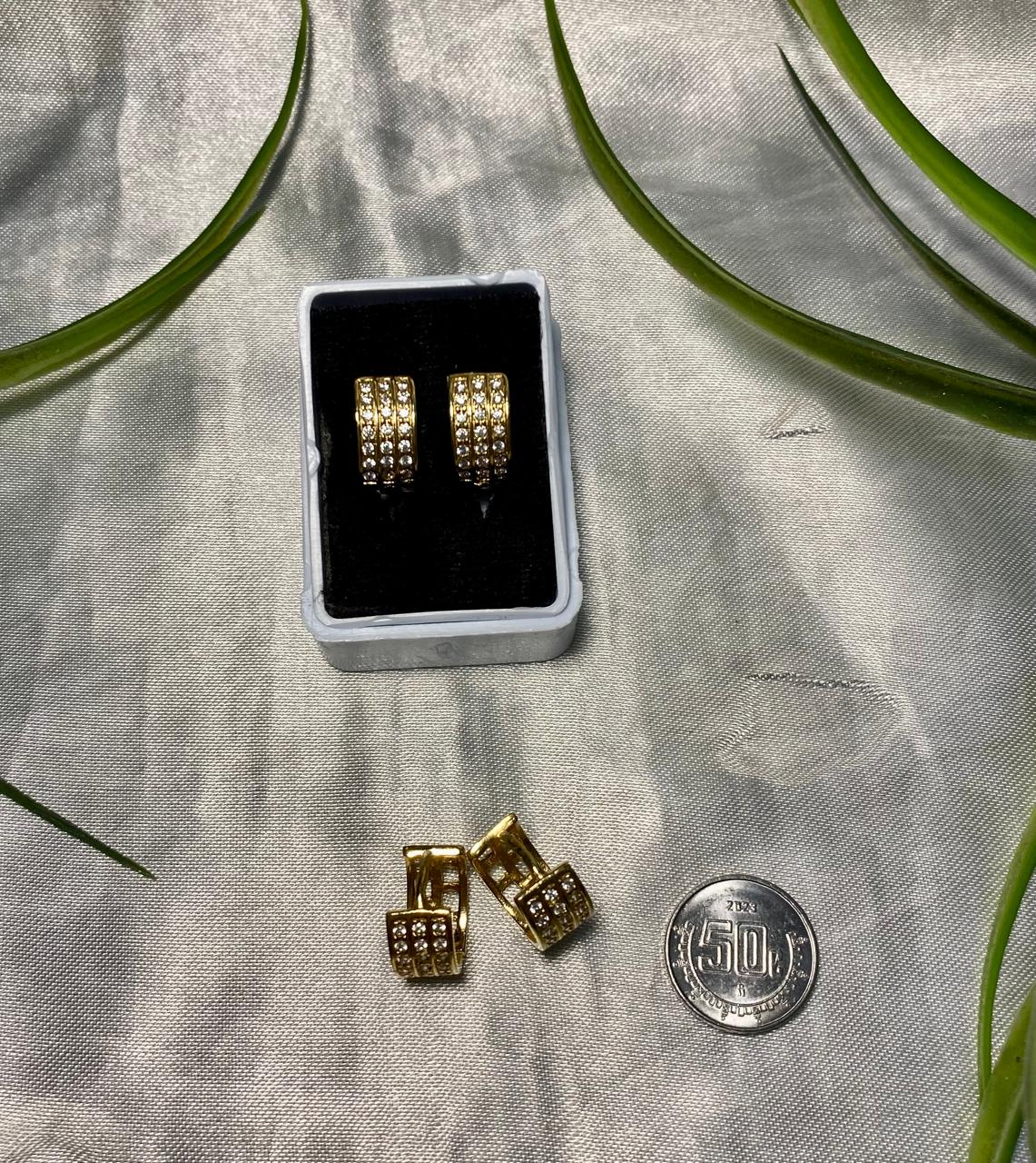 Aretes tipo Huggies con Zirconia Chapa de oro.