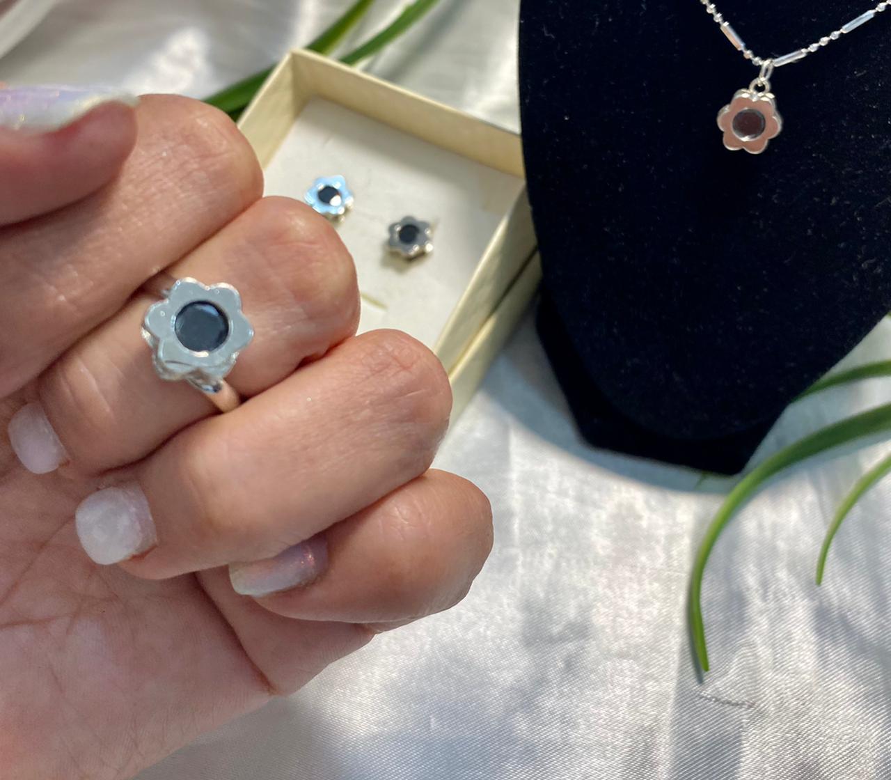 Juego de Cadena con dije, aretes y anillo en forma de flor con piedra en Rodio