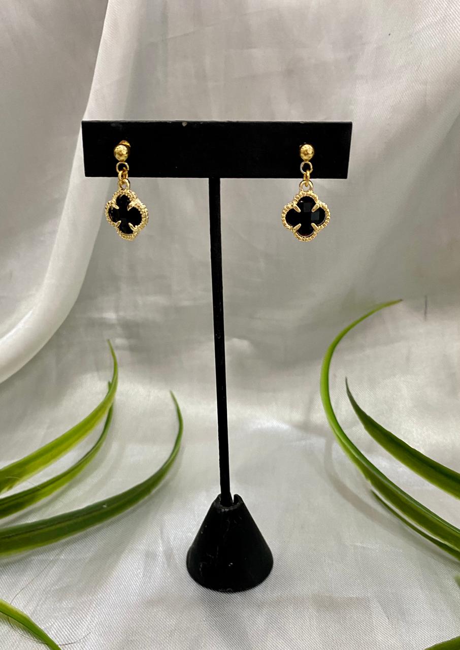 Juego de Cadena y aretes de flor negra, Chapa de oro.