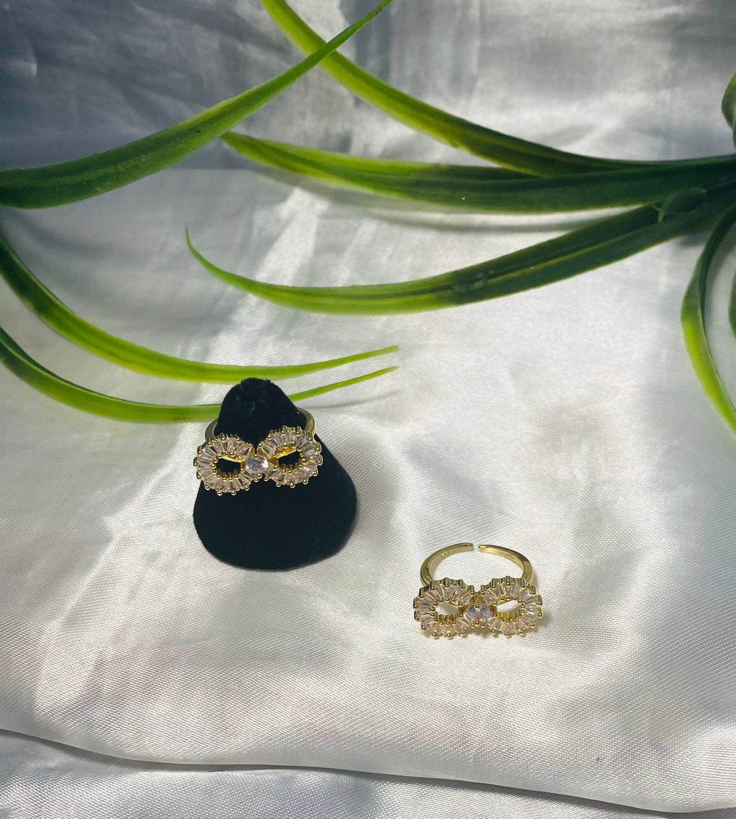 Anillo en forma de infinito con Zirconia, Chapa de oro