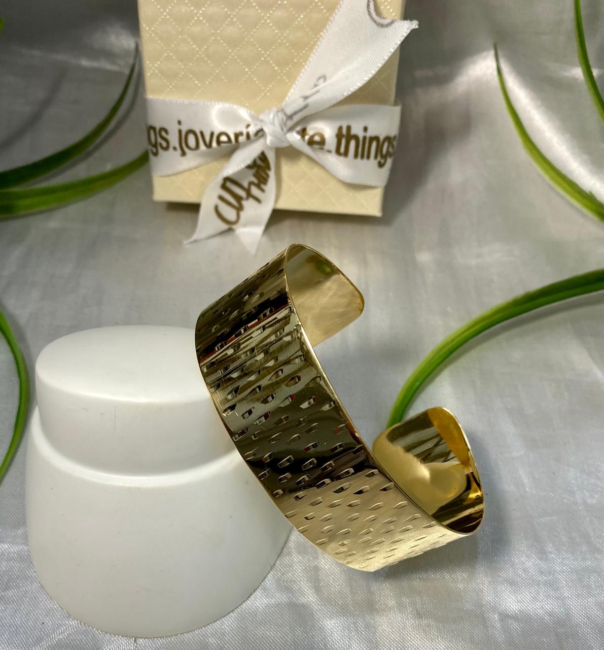 Pulsera gruesa rayada Chapa de oro